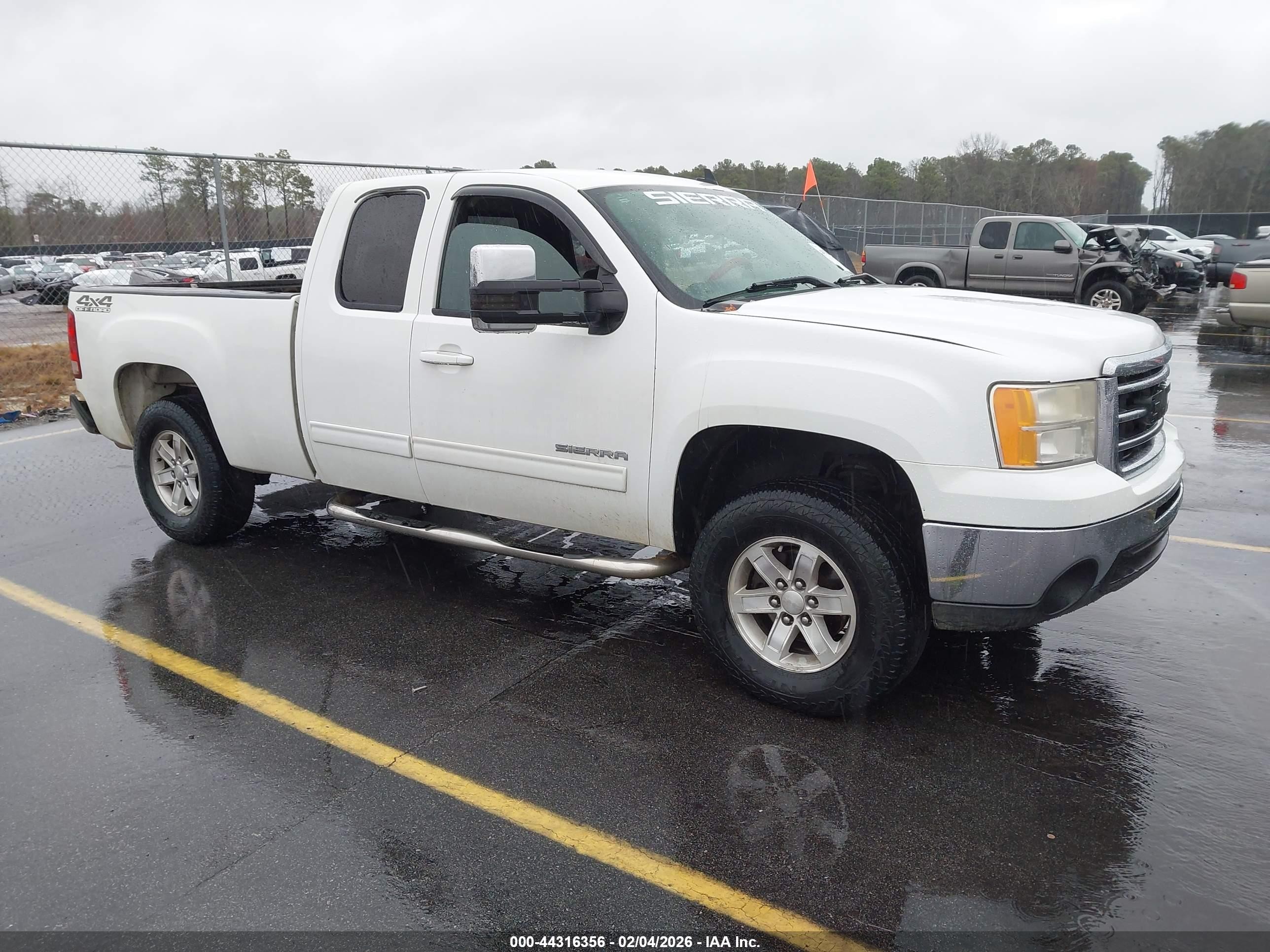 2013 GMC Sierra 1500 SLE, VIN 1GTV2VE24DZ209654 — Rear end