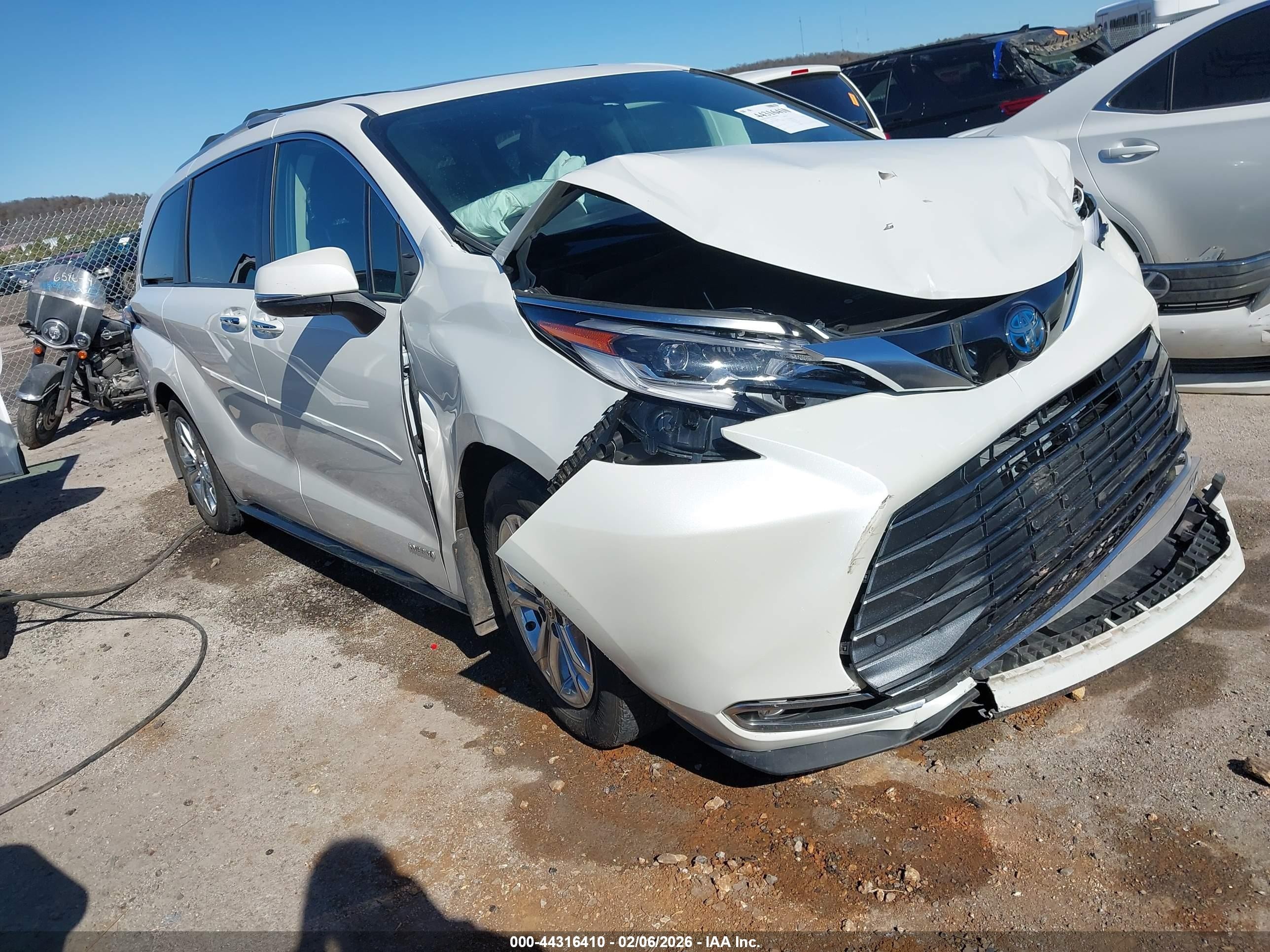 2021 Toyota Sienna Platinum, VIN 5TDESKFC5MS028618 — Front end