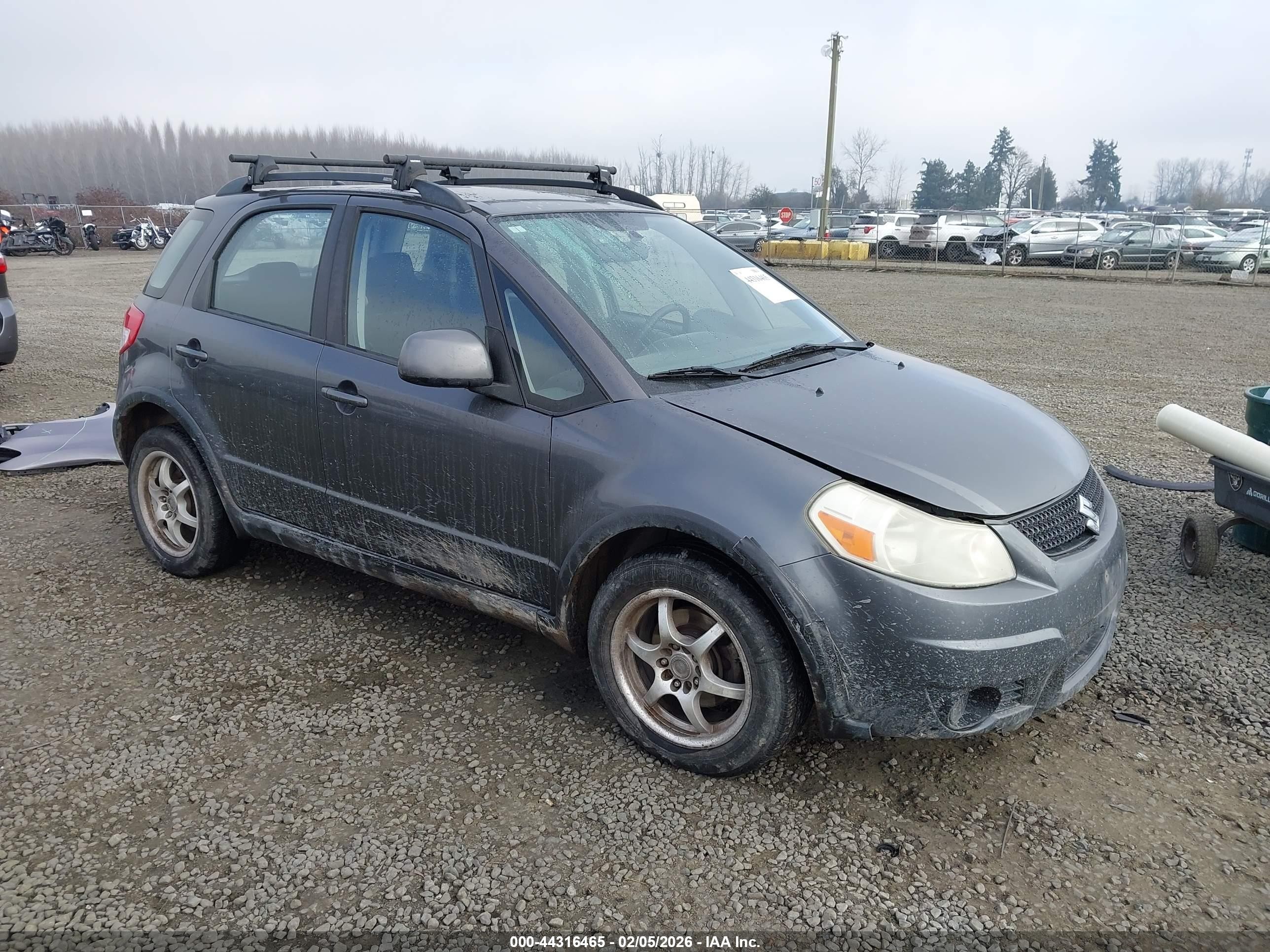 2010 Suzuki SX4, VIN JS2YB5A32A6302638 — Бок