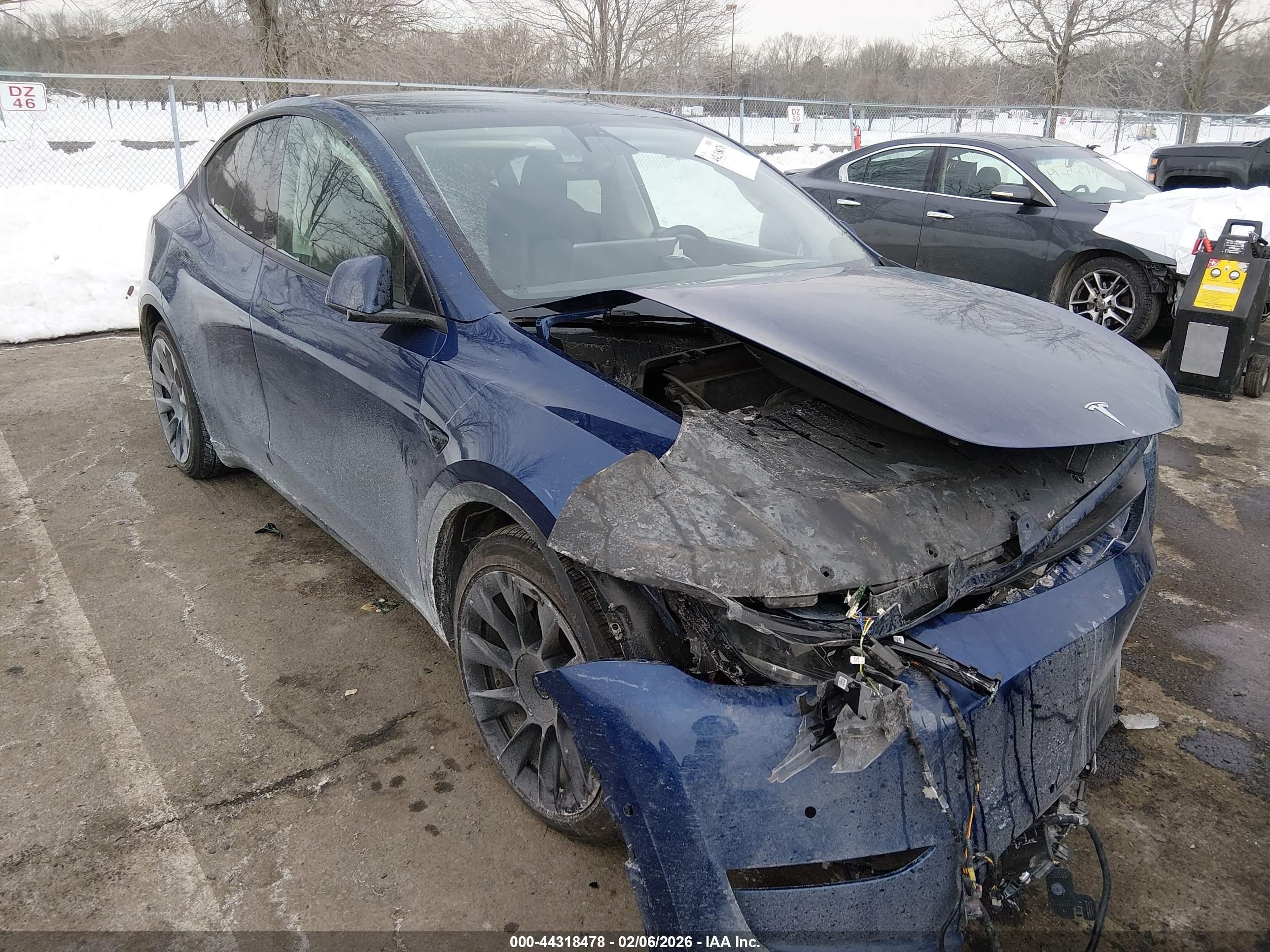 2021 Tesla Model Y Long Range, VIN 5YJYGAEE1MF281564 — Front end