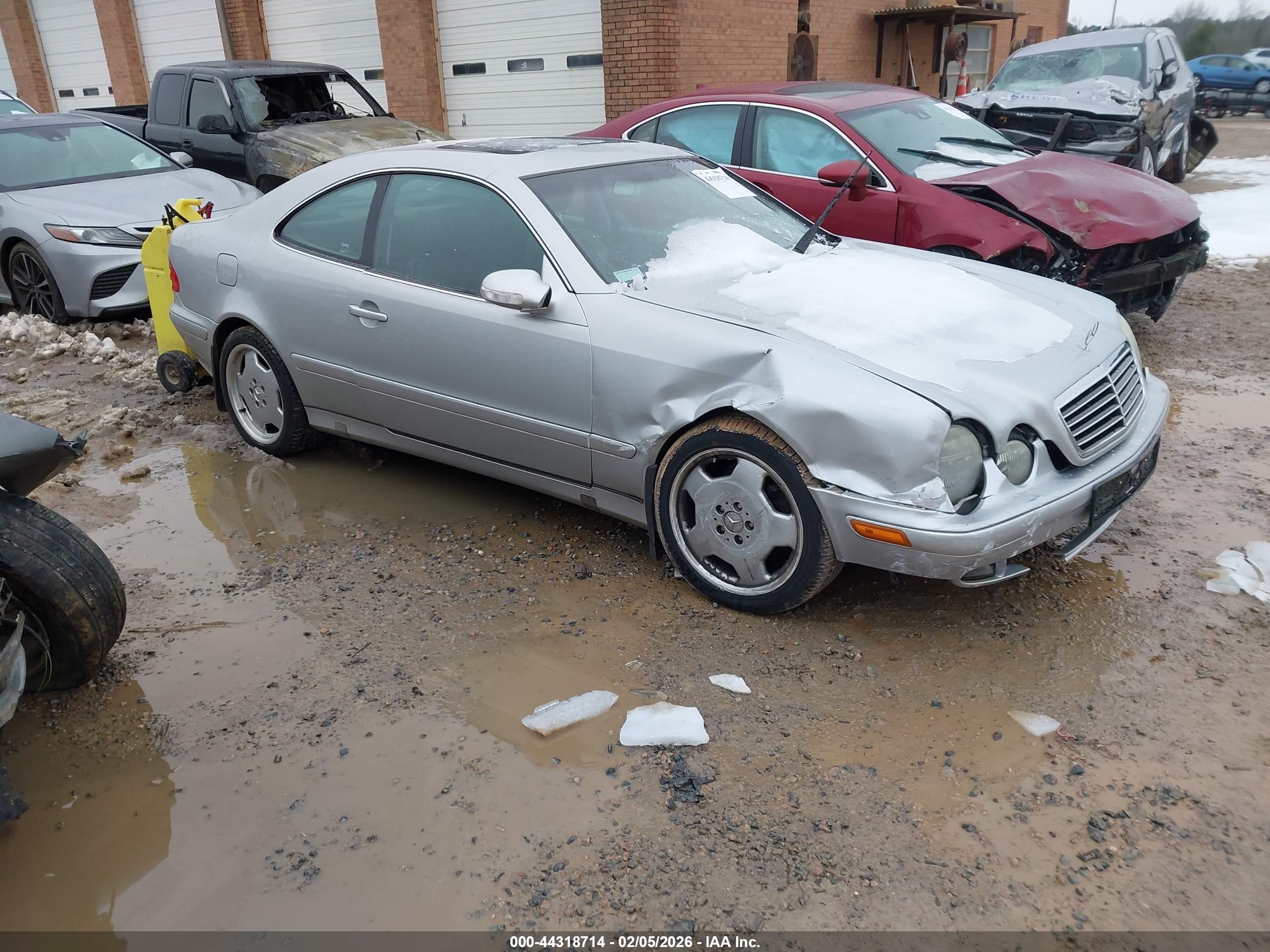 2000 Mercedes-Benz CLK 320/430, VIN WDBLJ65G4YF133659 — Front end
