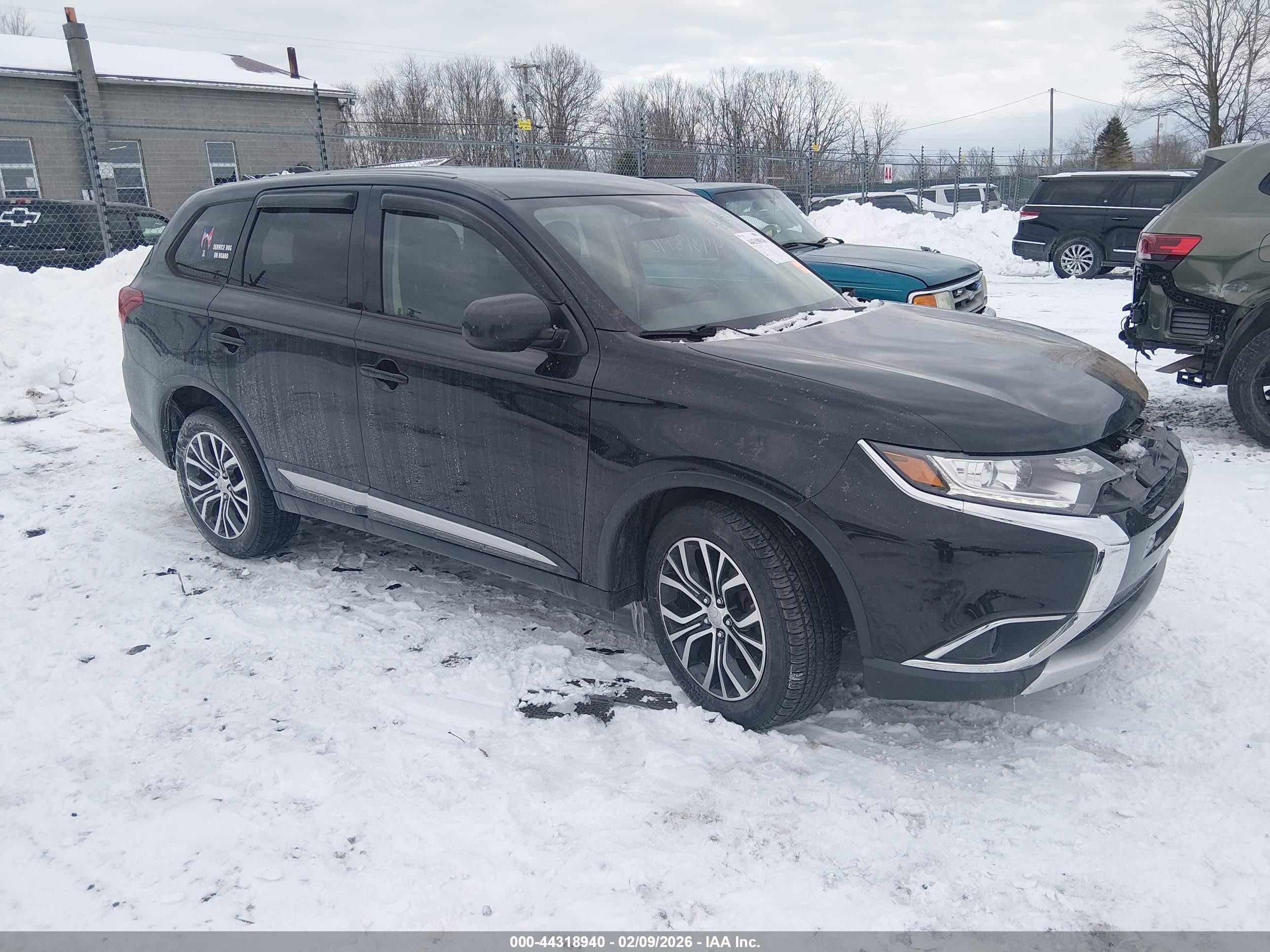 2018 Mitsubishi Outlander ES, VIN JA4AZ3A37JJ006372 — Side