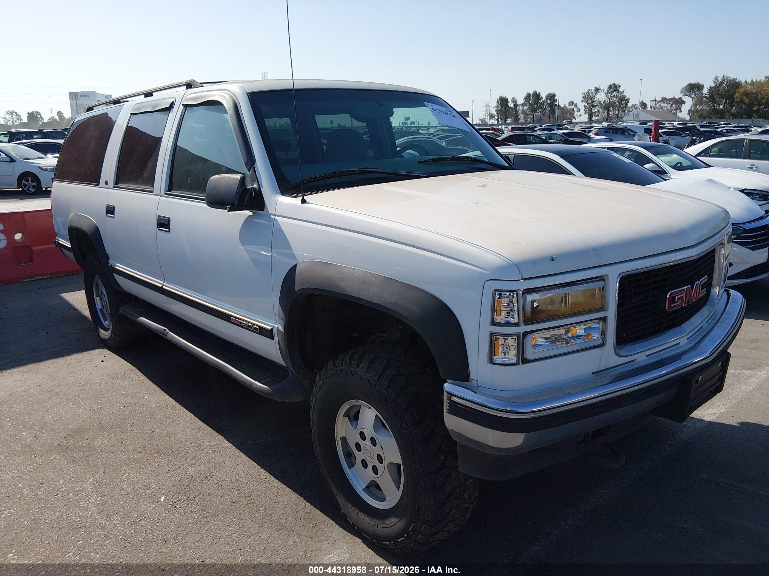 1999 GMC Suburban, VIN 3GKFK16R1XG523425 — Normal wear