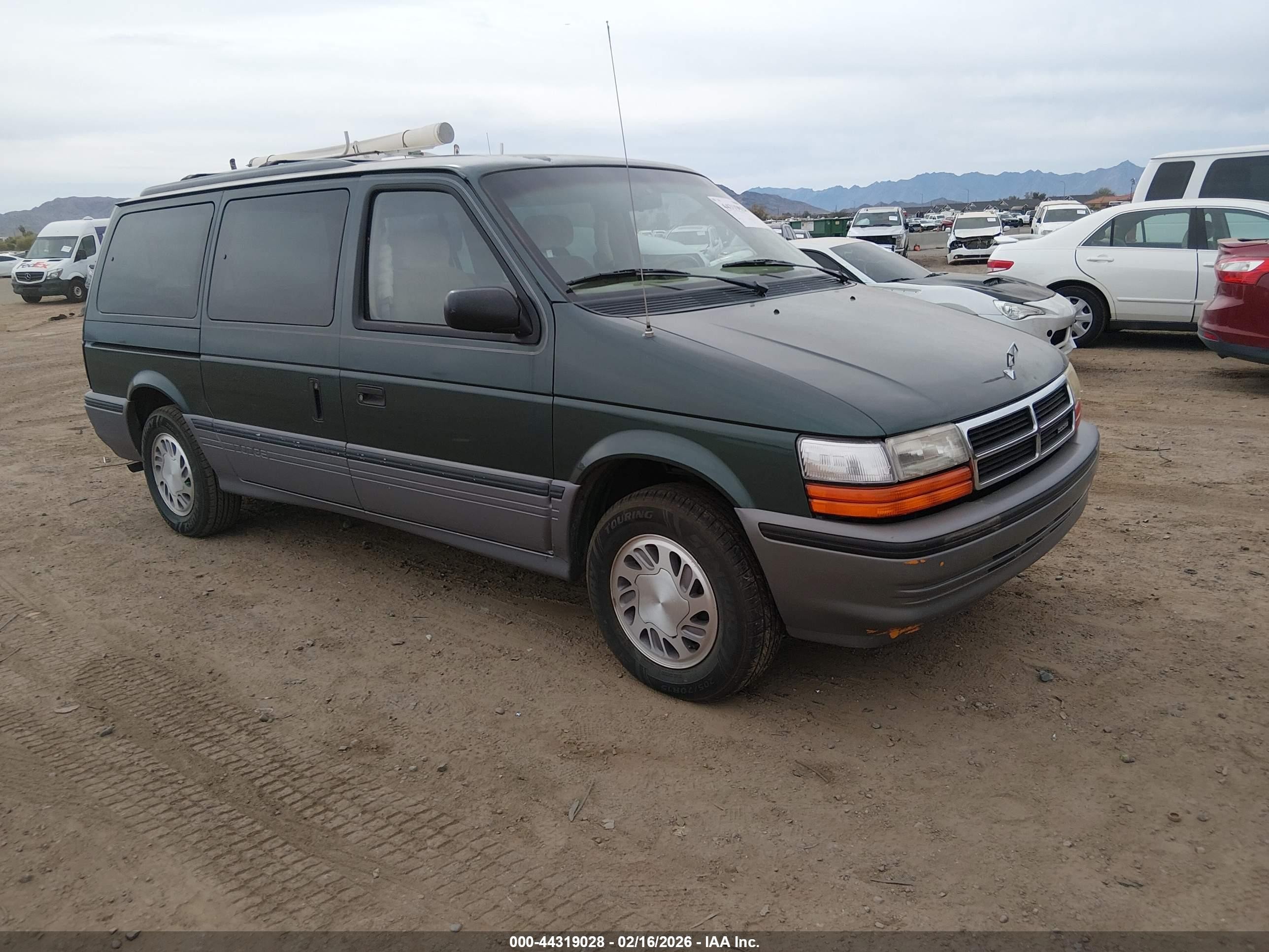 1993 Dodge Grand Caravan, VIN 1B4GH54R9PX502291 — Front end