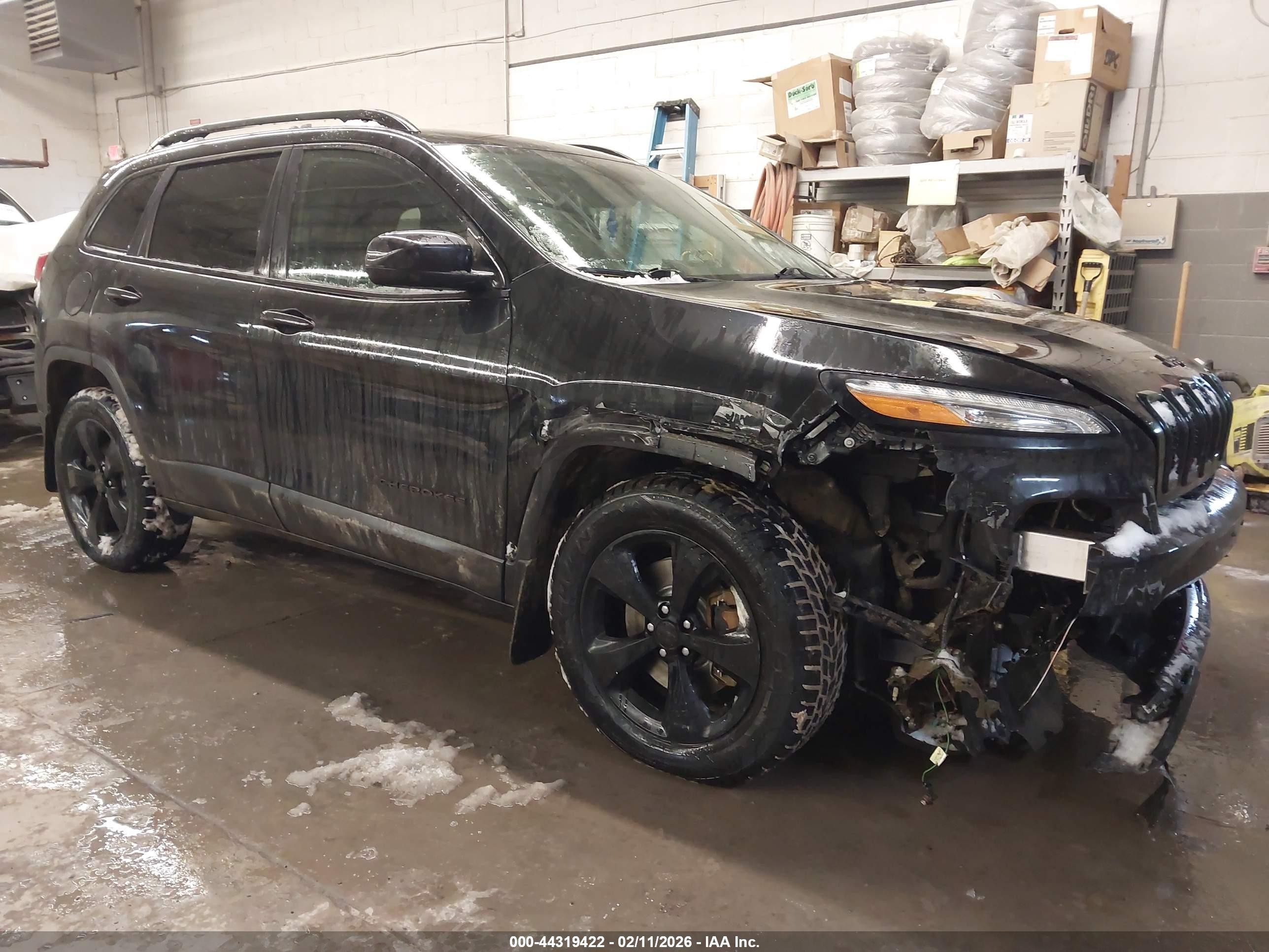 2016 Jeep Cherokee Latitude, VIN 1C4PJMCS6GW203451 — Front end