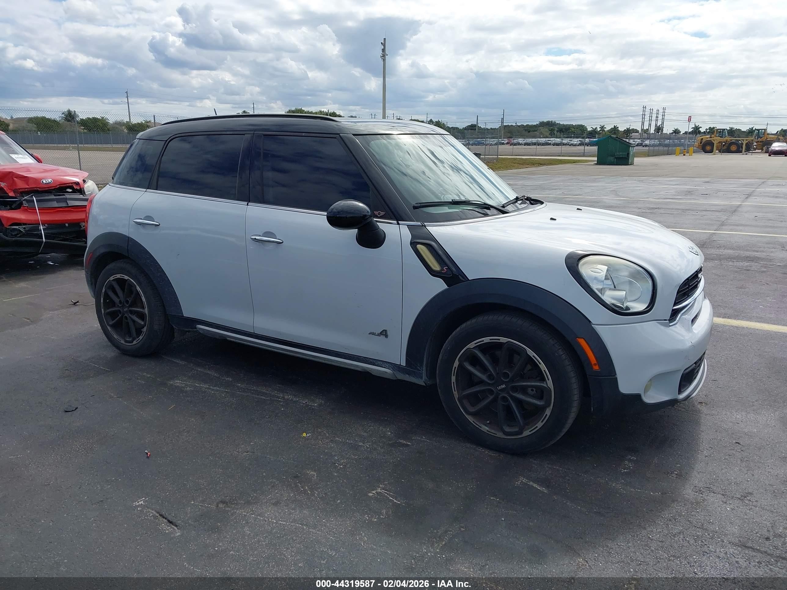 2016 MINI Countryman S, VIN WMWZC5C52GWU01539 — Днище