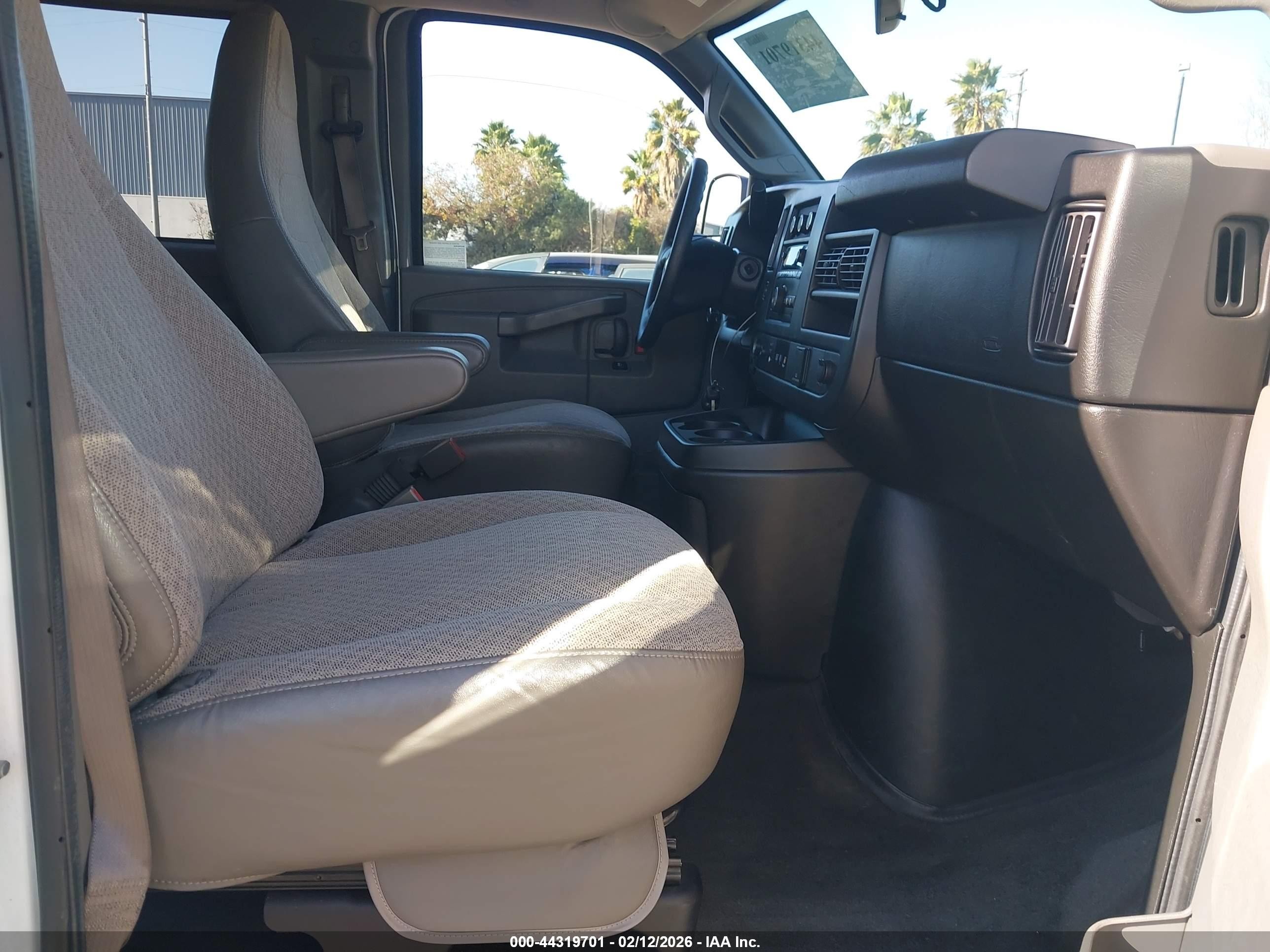 2017 Chevrolet Express 2500, VIN 1GBWGFFG2H1192187 — Rear end