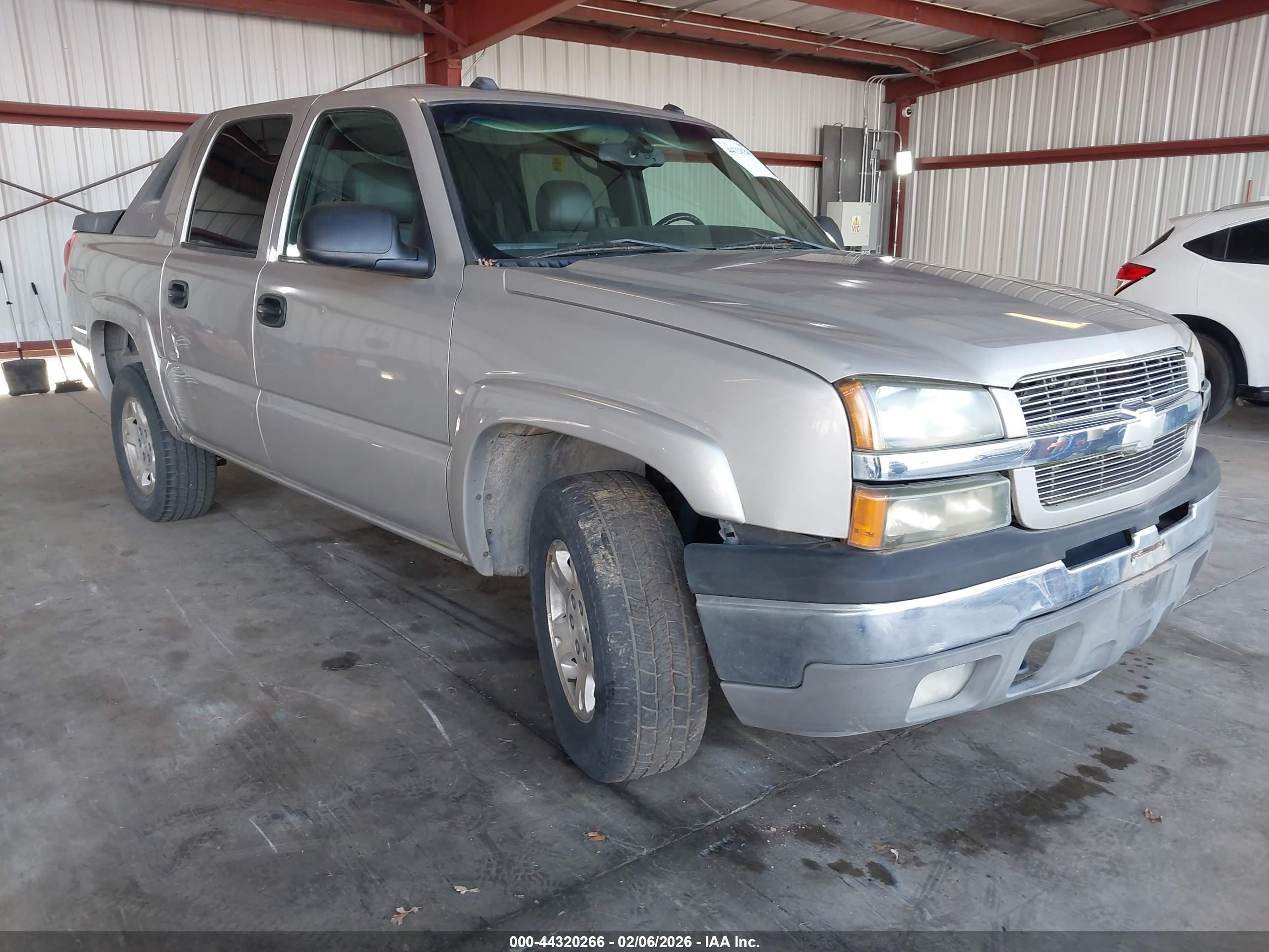 2004 Chevrolet Avalanche Z71, VIN 3GNEK12T04G220003 — Side