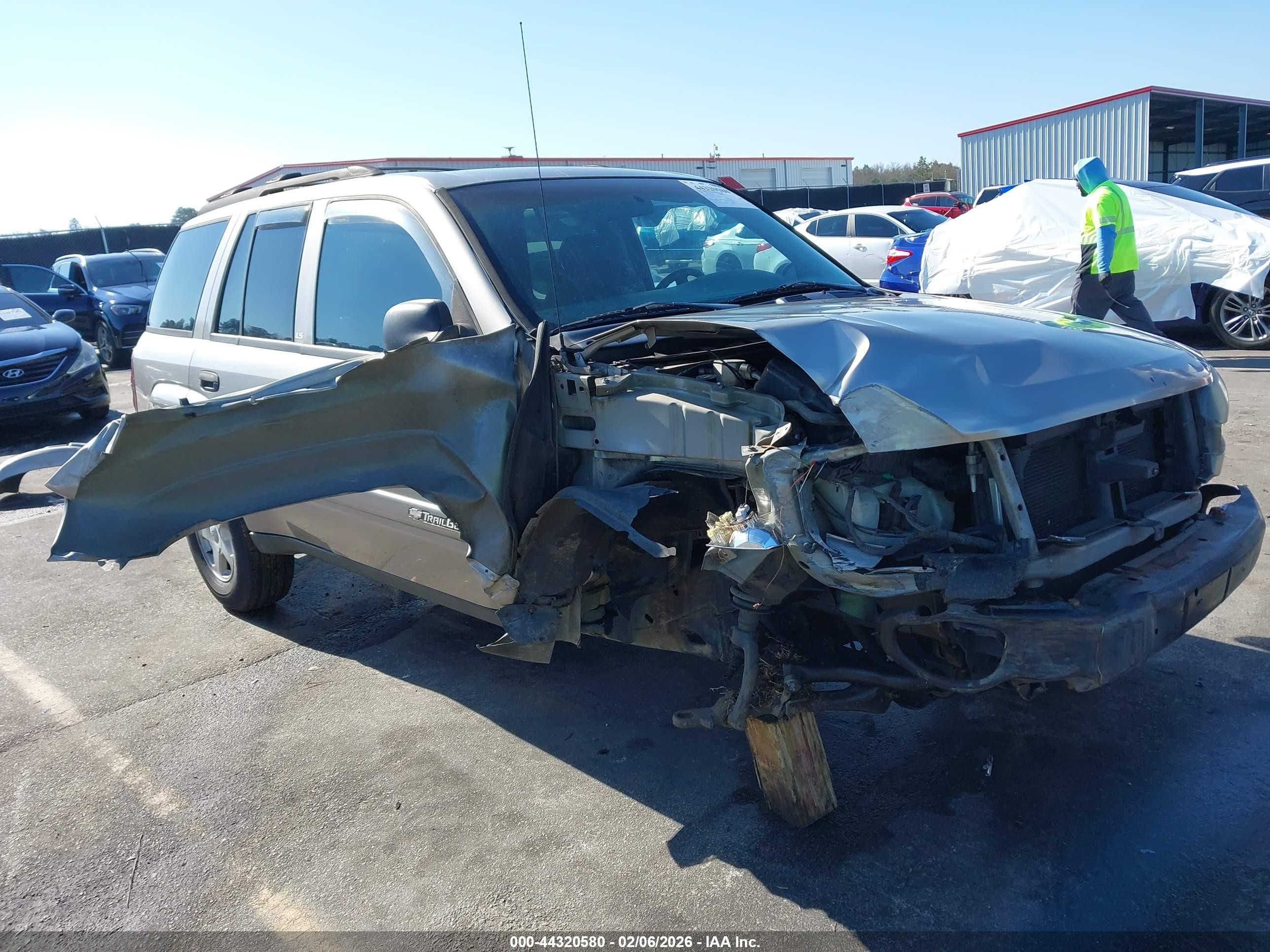2002 Chevrolet TrailBlazer LS, VIN 1GNDS13S422512289 — Front end