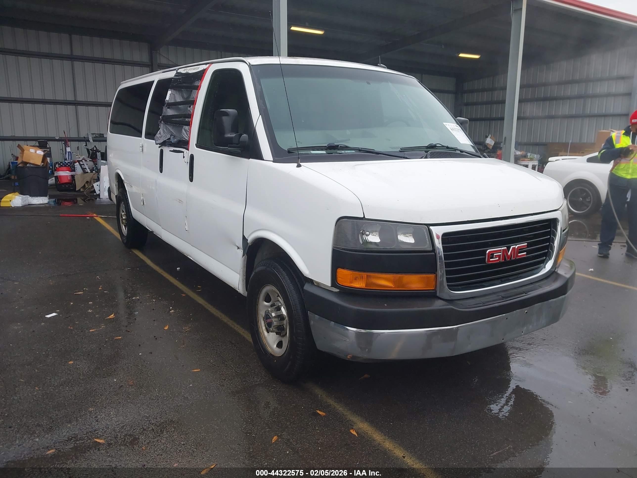 2015 GMC Savana LT, VIN 1GJZ71FG4F1163369 — Rear end