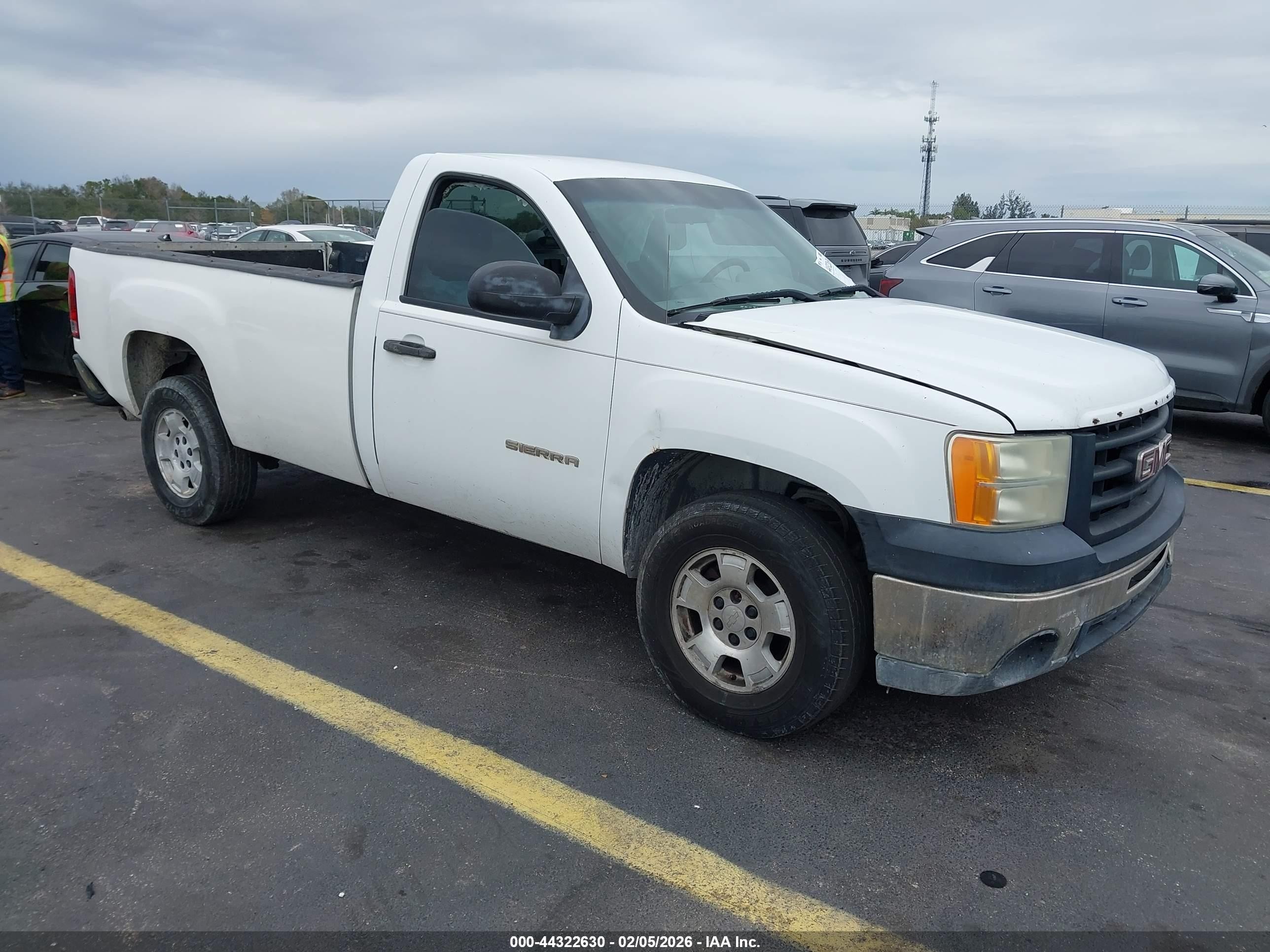 2013 GMC Sierra 1500 Work Truck, VIN 1GTN1TEX2DZ199807 — Front end