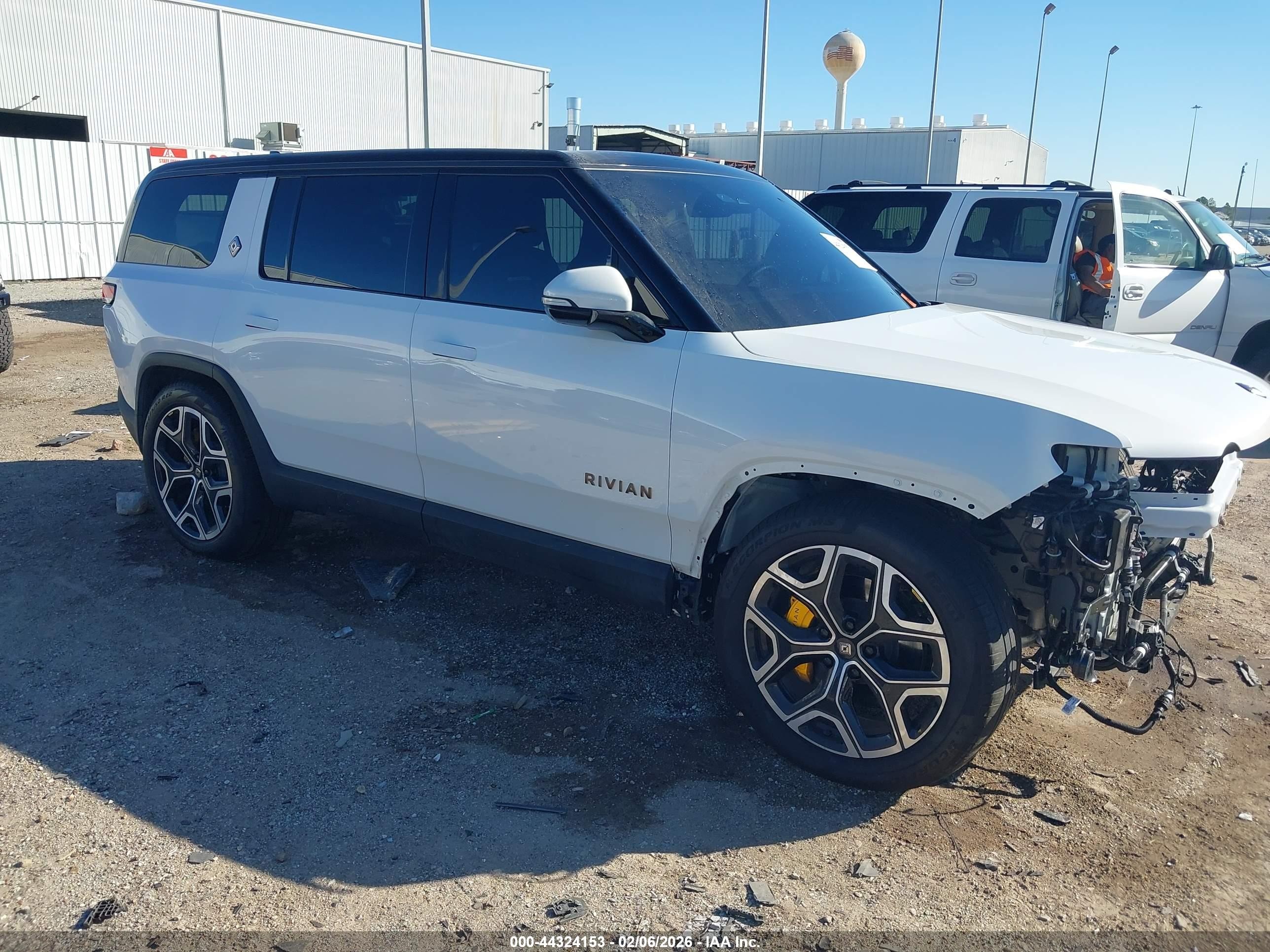2025 Rivian R1S Premium, VIN 7PDSGCBPXSN057904 — Перед