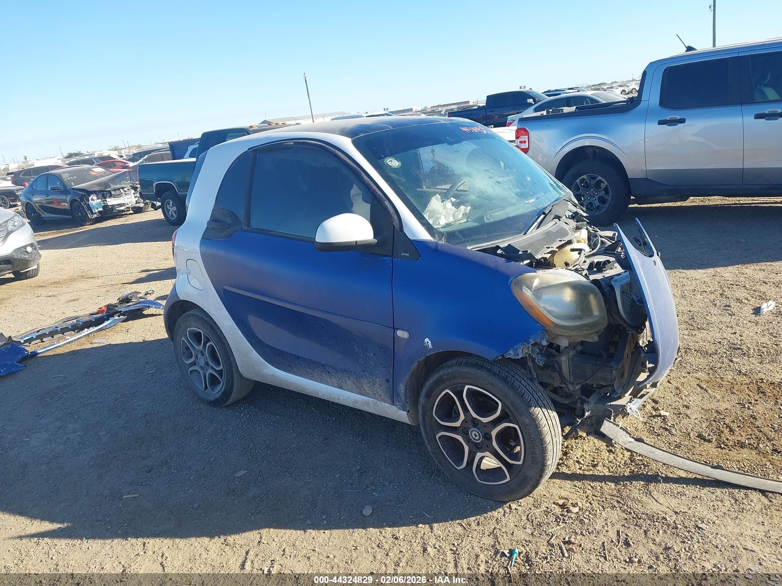 2016 Smart fortwo Passion, VIN WMEFJ5DAXGK061668 — Front end