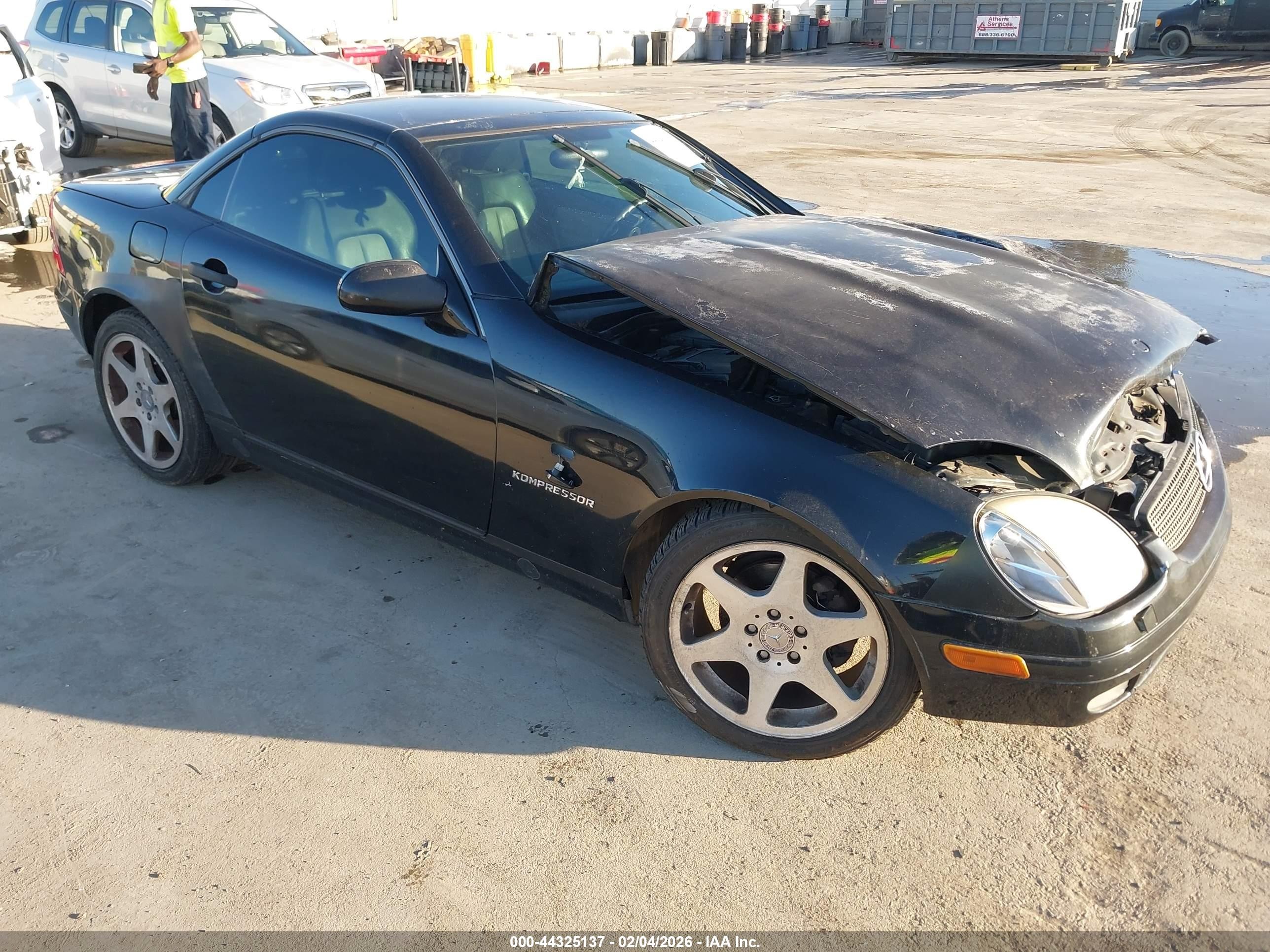 2000 Mercedes-Benz SLK 230 Kompressor, VIN WDBKK47F1YF168337 — Front end