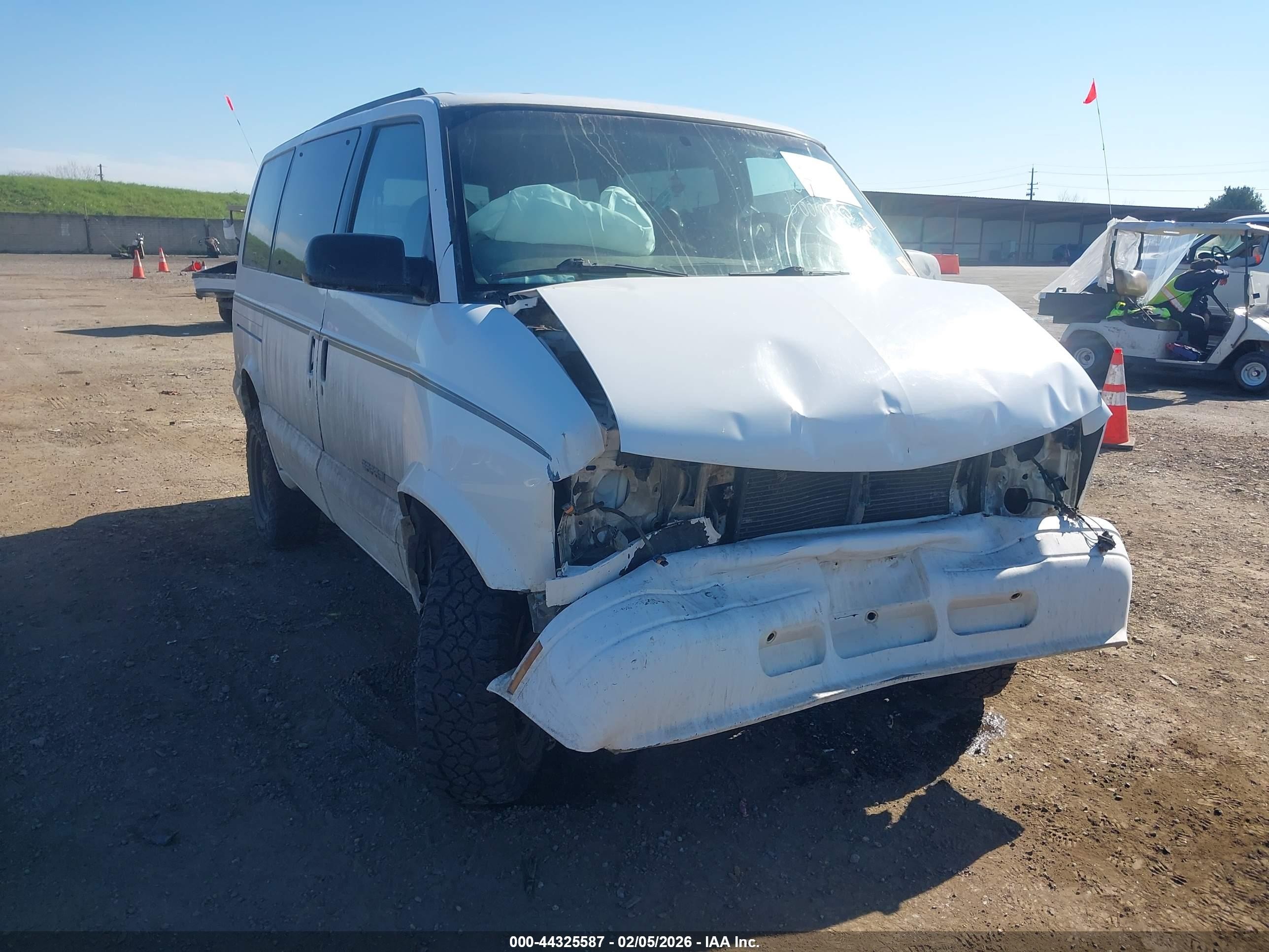 1998 GMC Safari, VIN 1GKEL19W1WB522194 — Front end