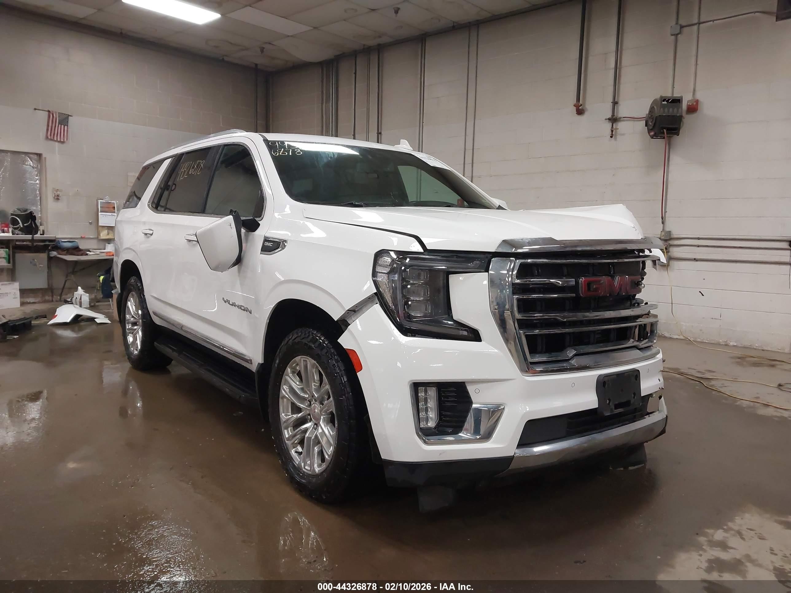 2021 GMC Yukon SLT, VIN 1GKS2BKD5MR432281 — Front end