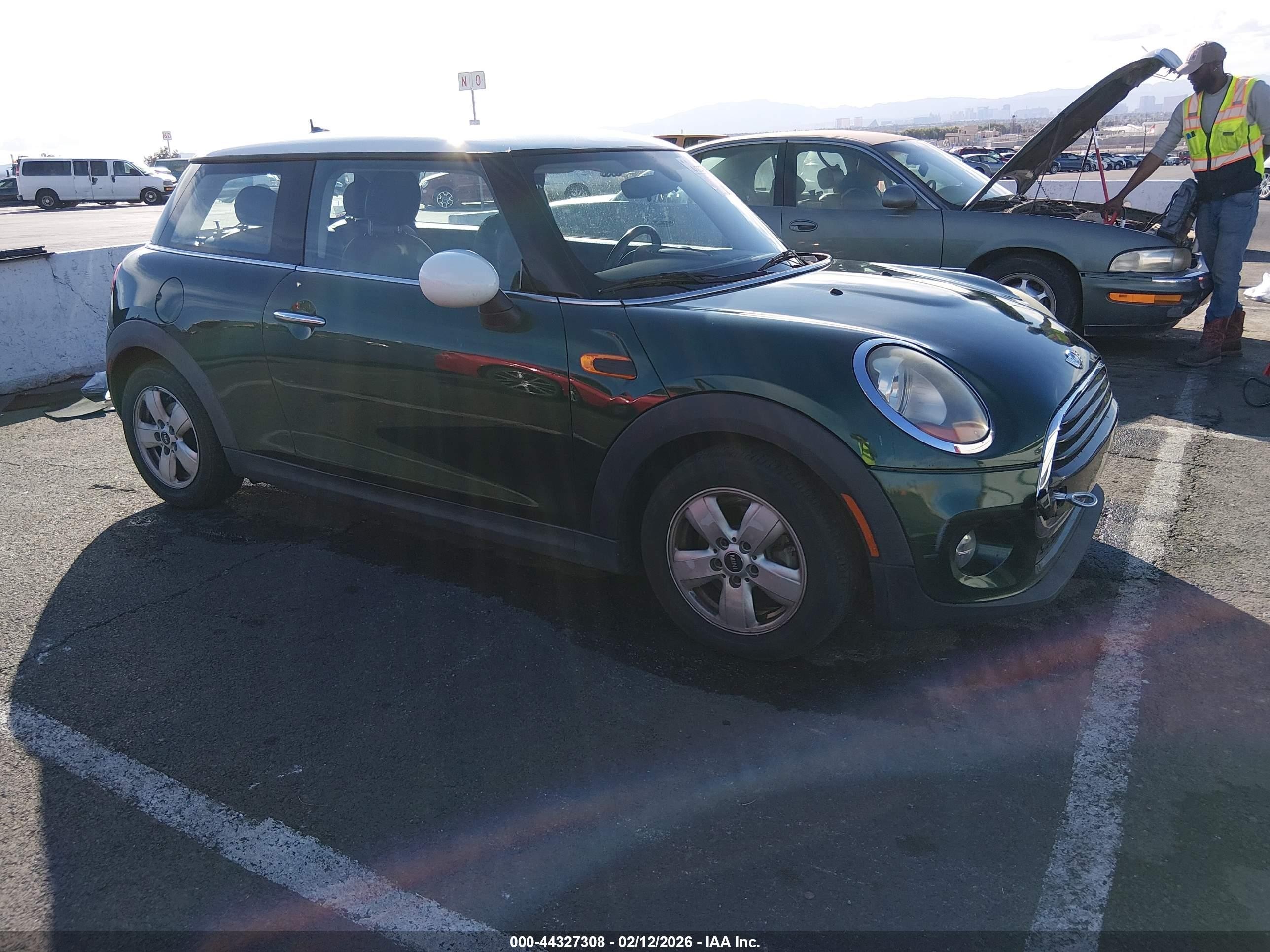 2016 MINI Hardtop, VIN WMWXP5C54G3B76850 — Зад