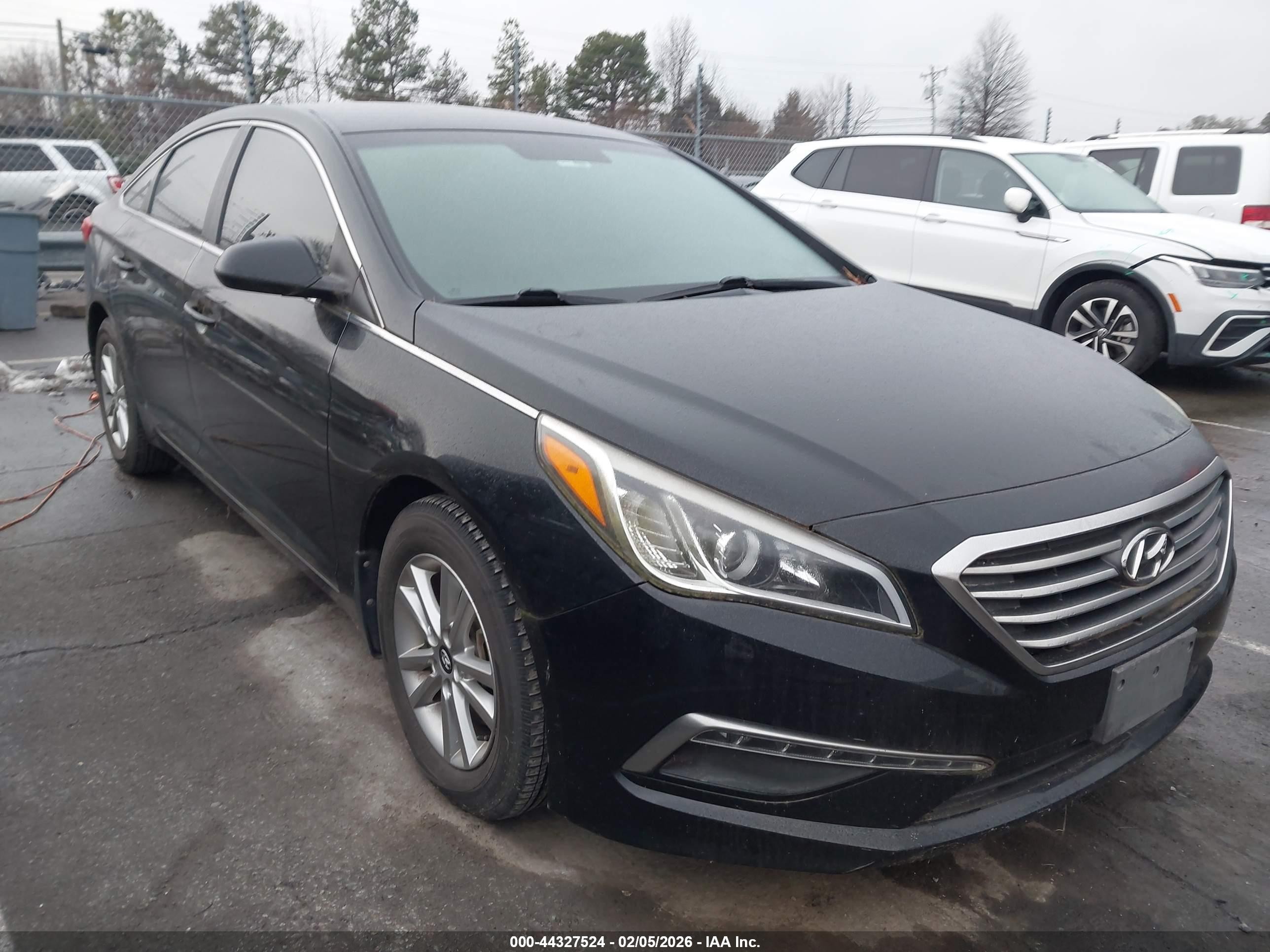 2015 Hyundai Sonata SE, VIN 5NPE24AF5FH145461 — Auction photo