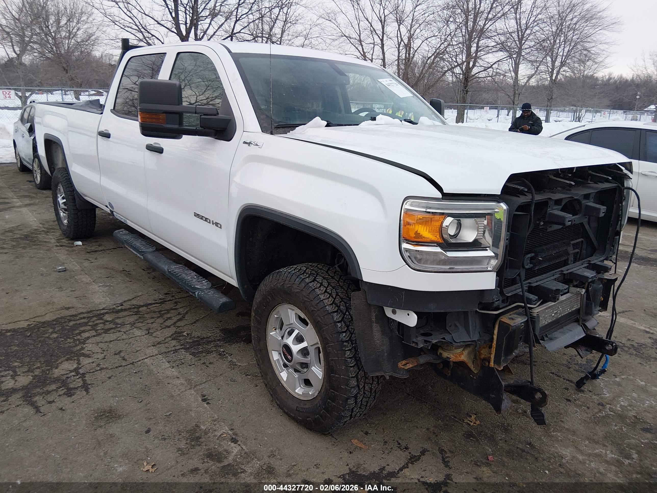2019 GMC Sierra 2500HD, VIN 1GT12NEG0KF205559 — Front end