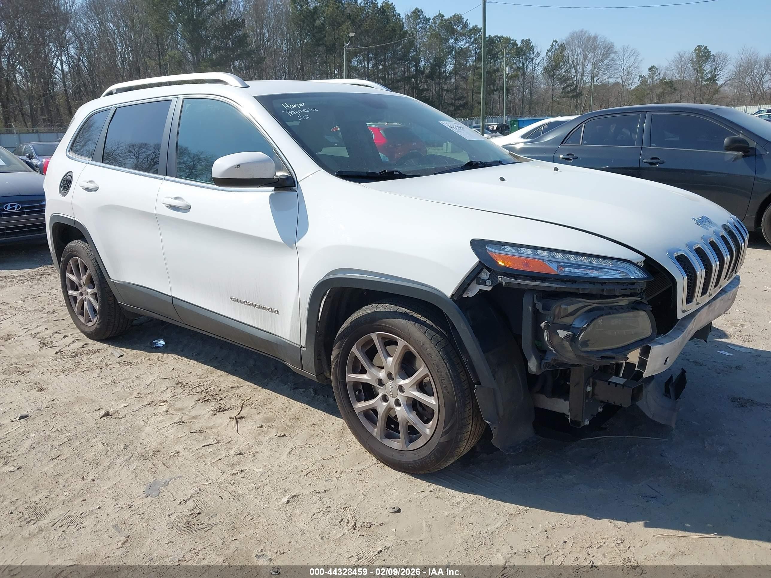2017 Jeep Cherokee Latitude, VIN 1C4PJLCB5HW522965 — Front end