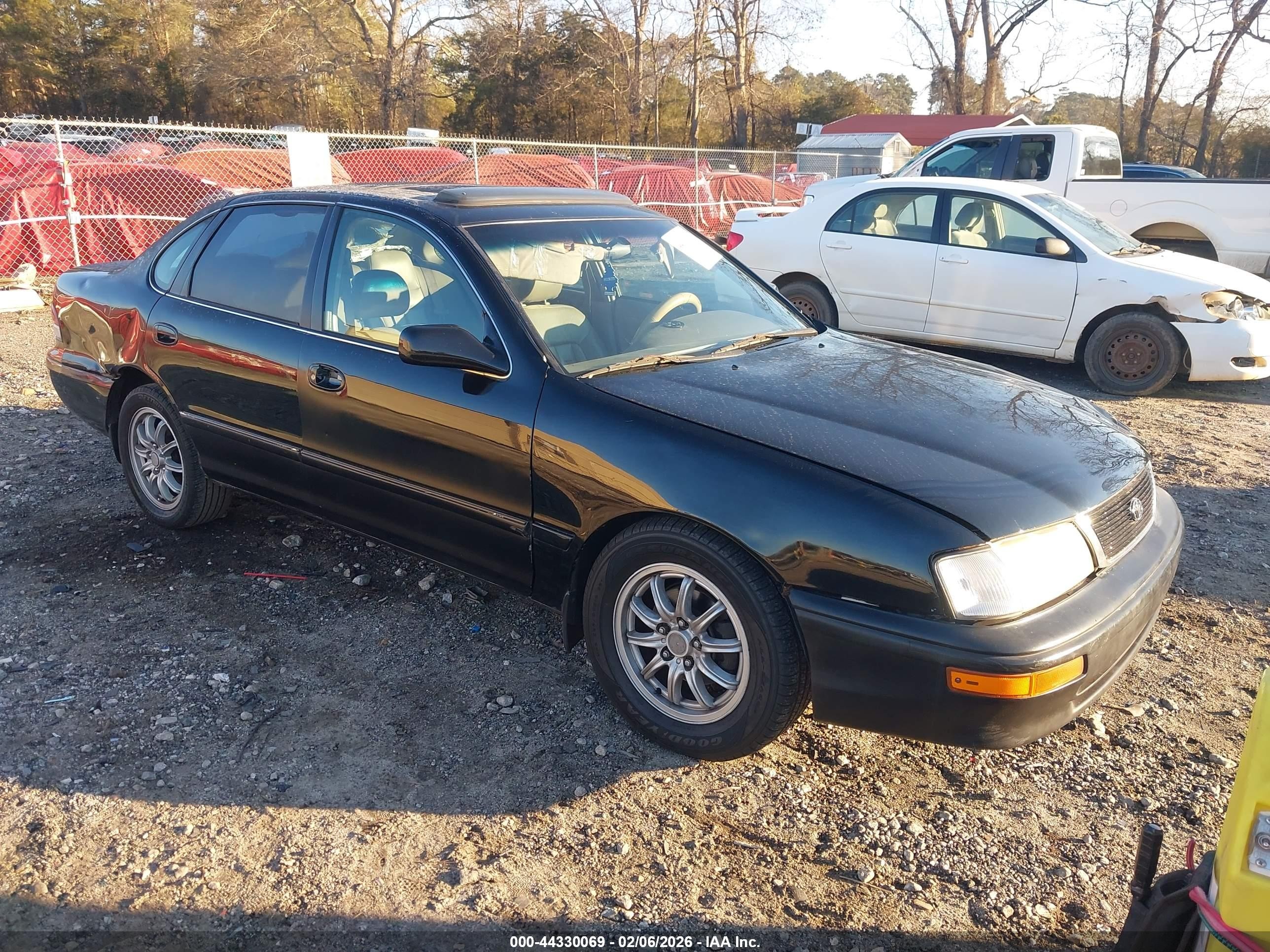 1997 Toyota Avalon XLS, VIN 4T1BF12B1VU174778 — Rear end