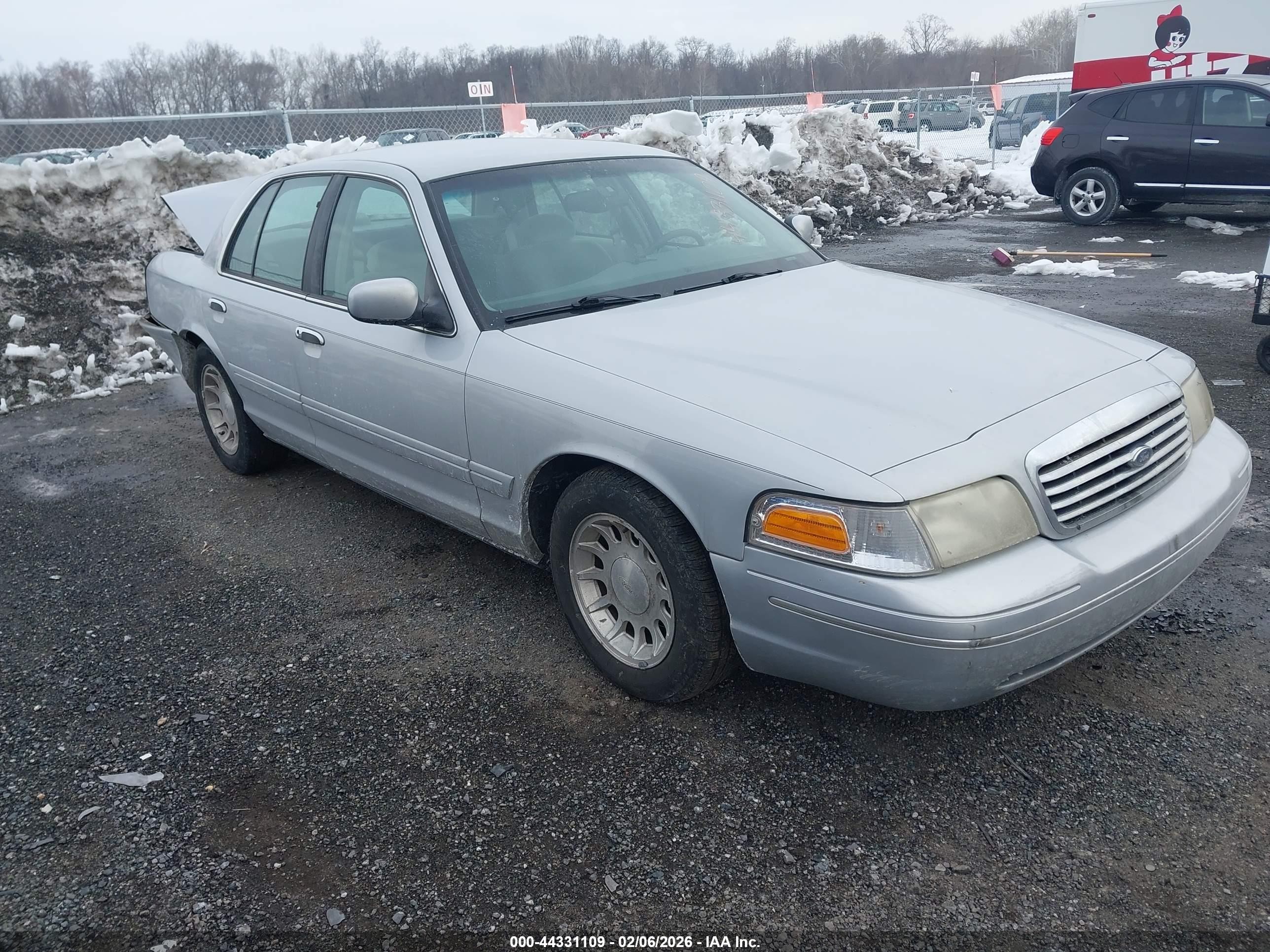 1999 Ford Crown Victoria LX, VIN 2FAFP74W2XX158435 — Rear end