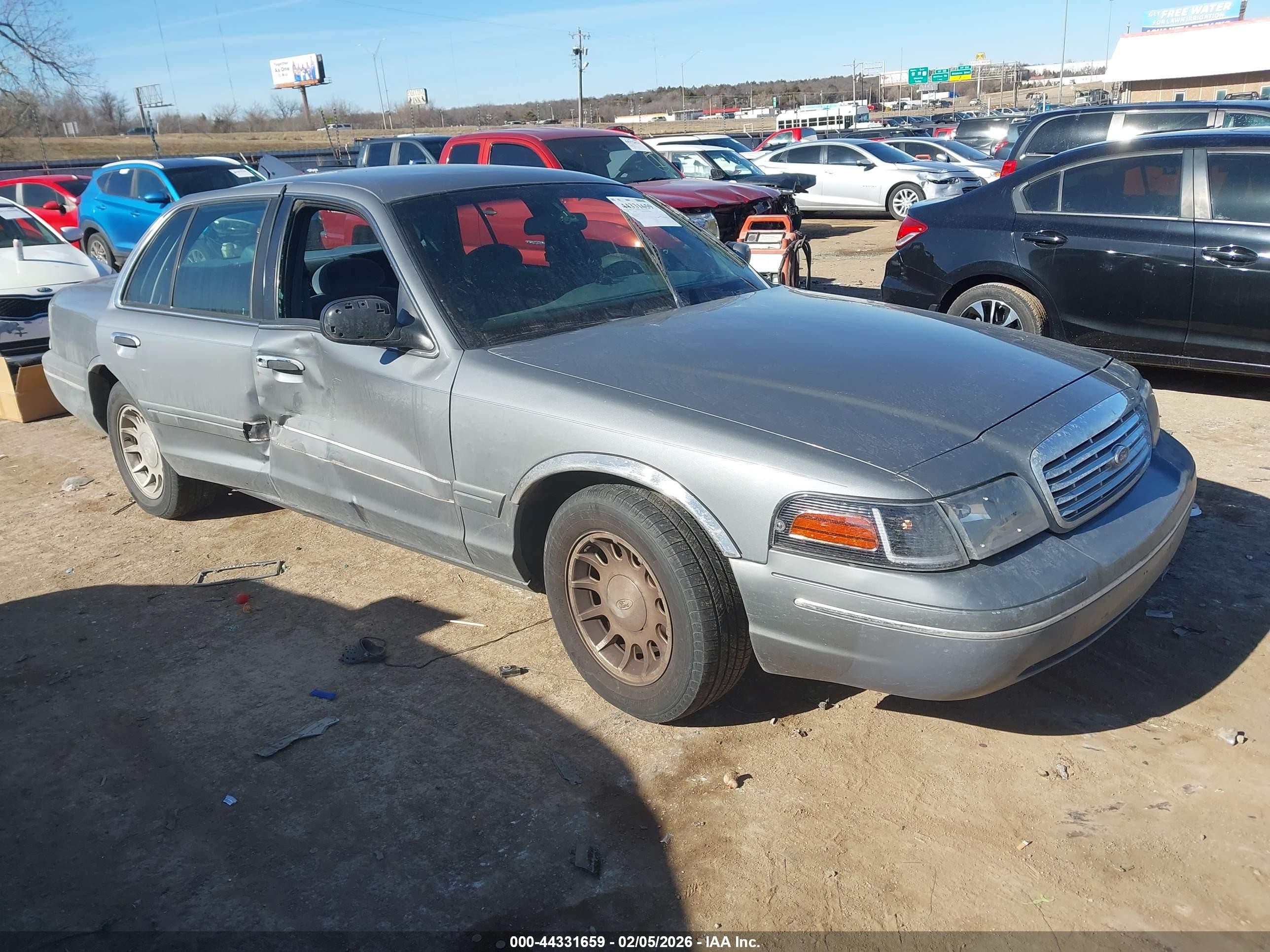 1999 Ford Crown Victoria LX, VIN 2FAFP74W2XX238284 — Side