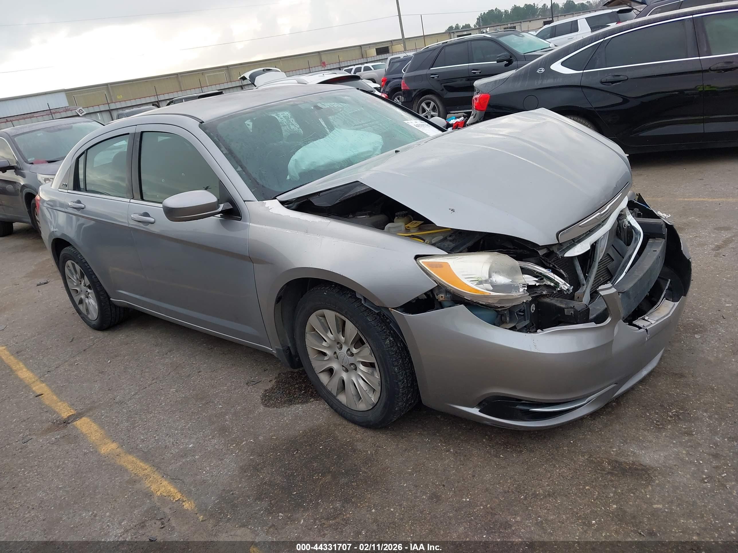 2014 Chrysler 200 LX, VIN 1C3CCBAB0EN124624 — Перед