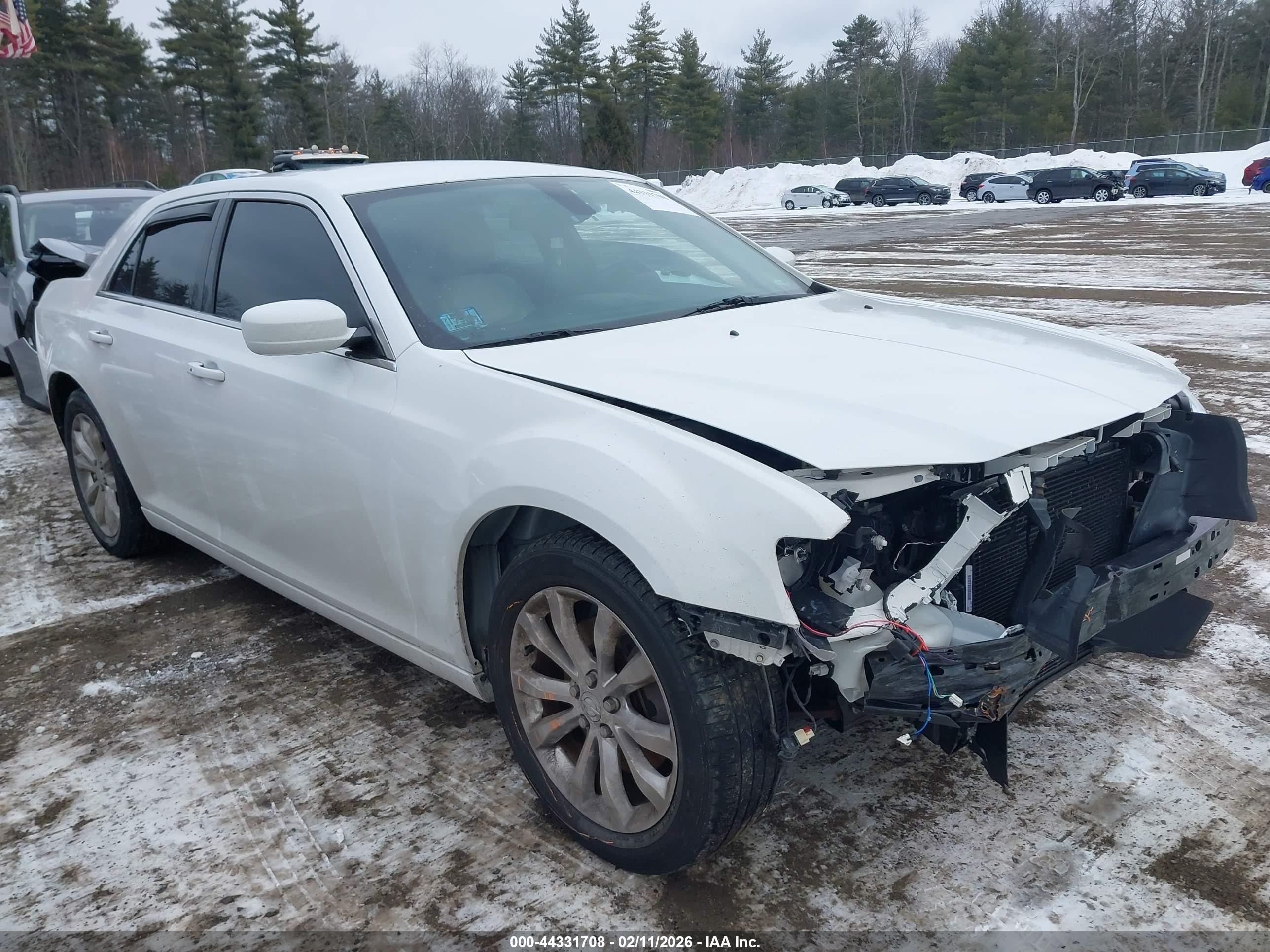 2017 Chrysler 300 Limited, VIN 2C3CCARG0HH622104 — Перед