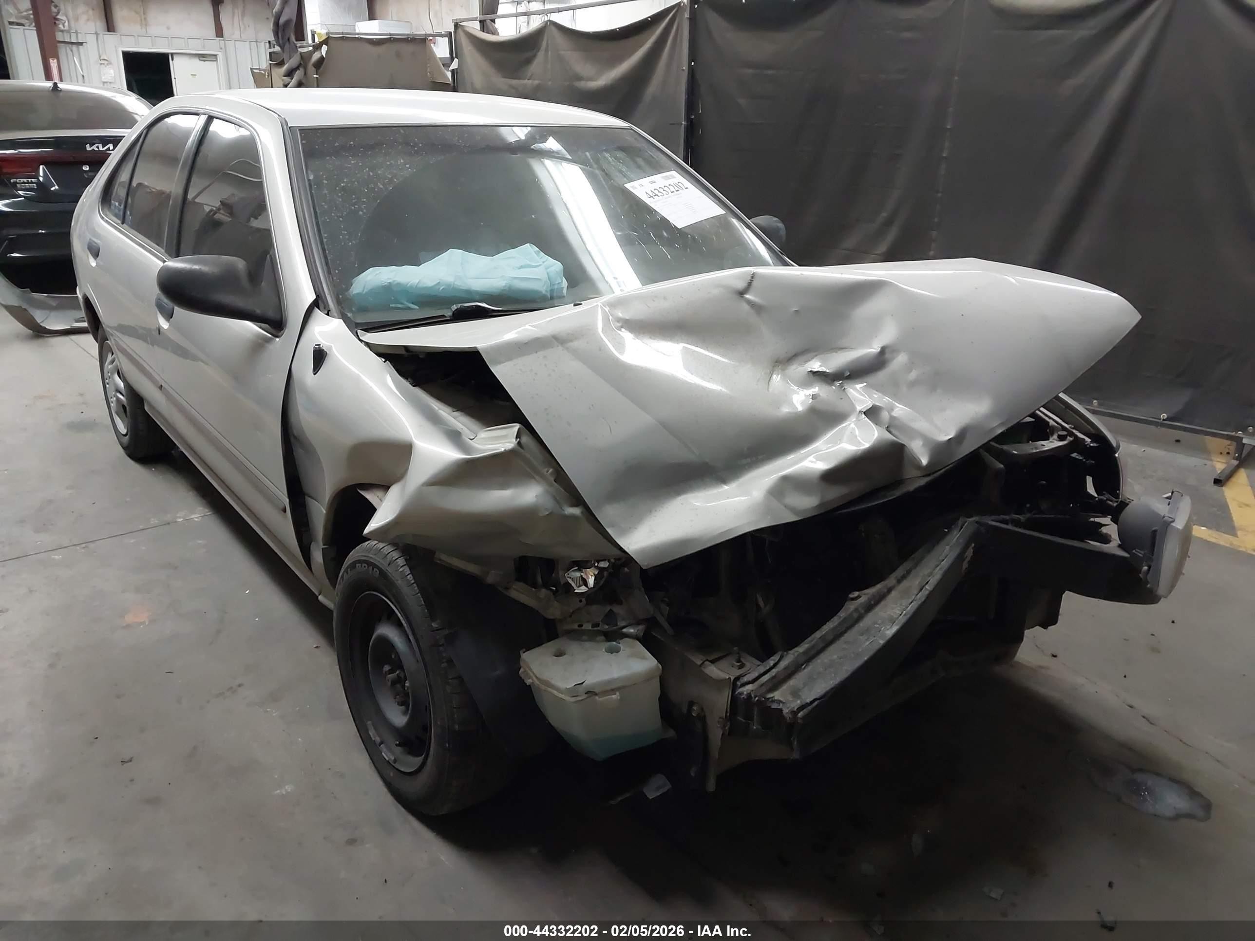 1997 Nissan Sentra XE, VIN 1N4AB41DXVC757264 — Перед