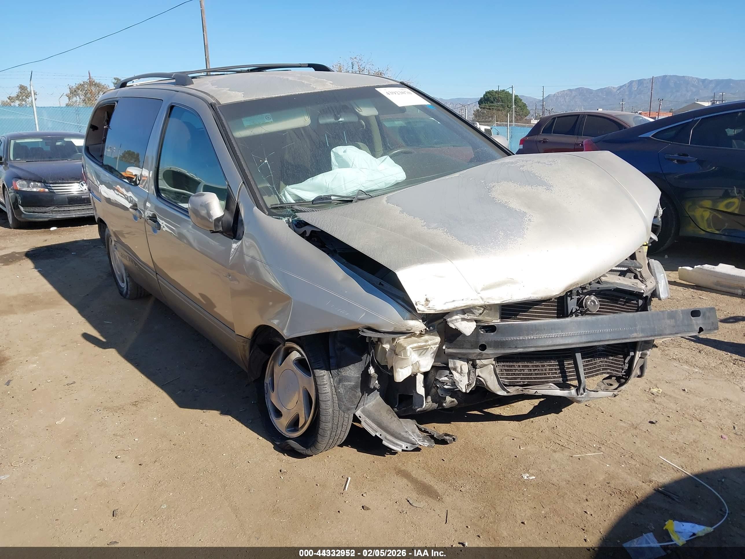 2002 Toyota Sienna XLE, VIN 4T3ZF13C32U435563 — Front end