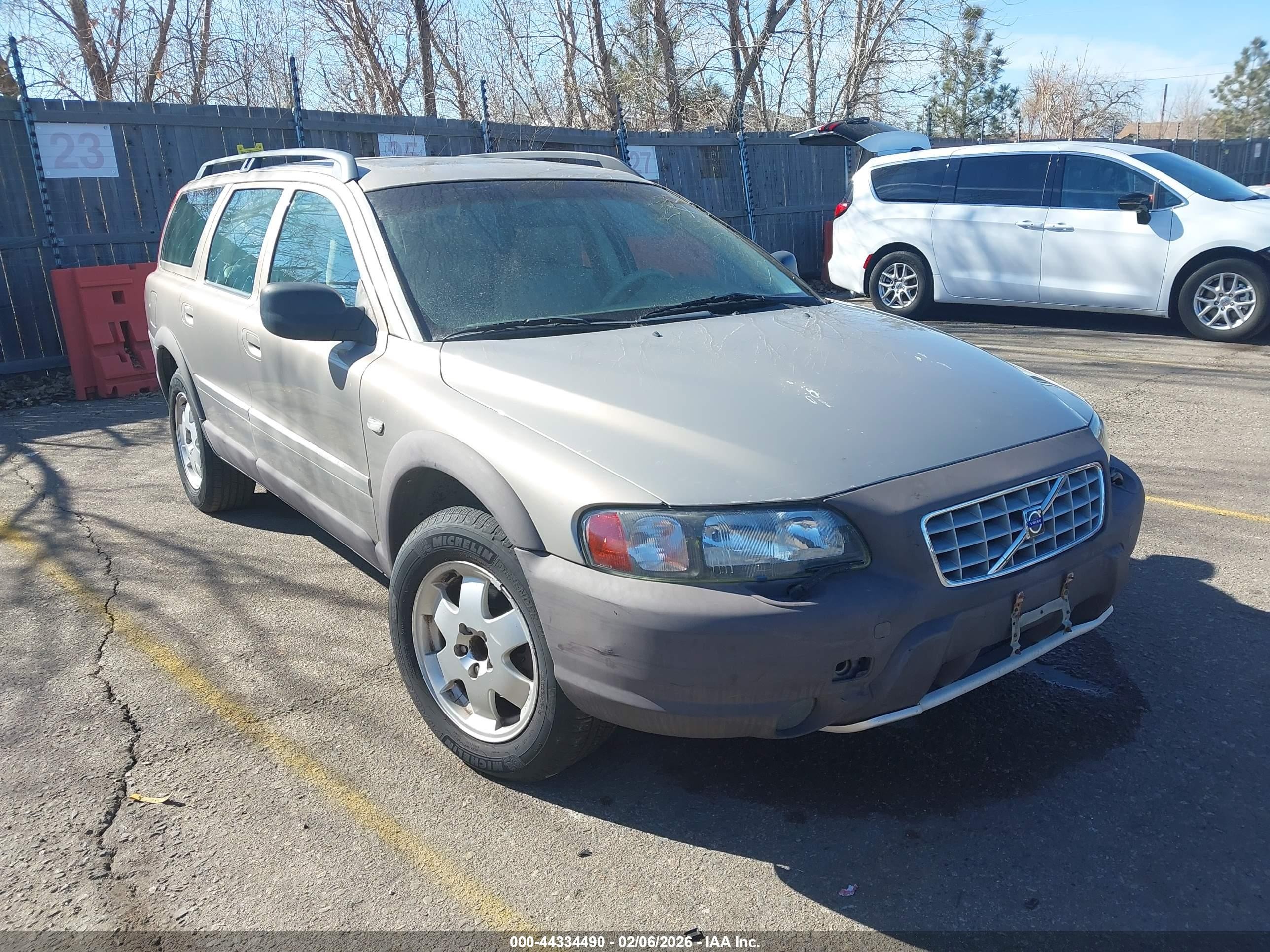 2002 Volvo V70, VIN YV1SZ58D421068148 — Град