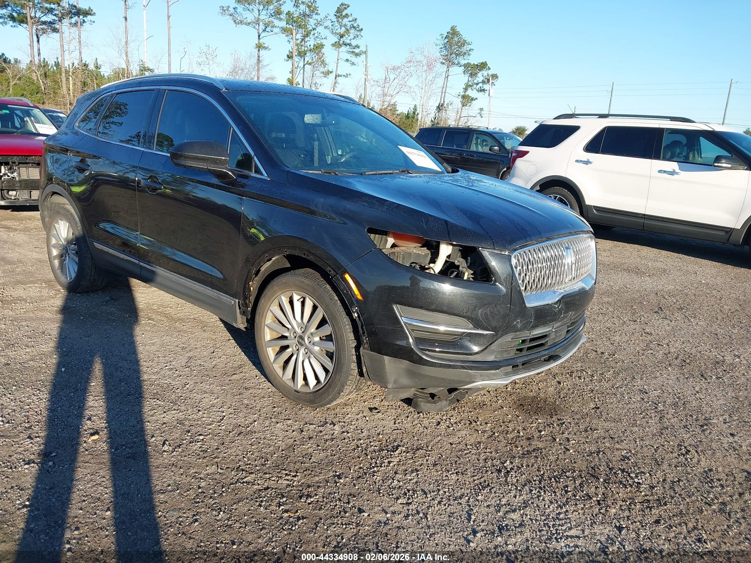 2019 Lincoln MKC Standard, VIN 5LMCJ1C97KUL46111 — Front end