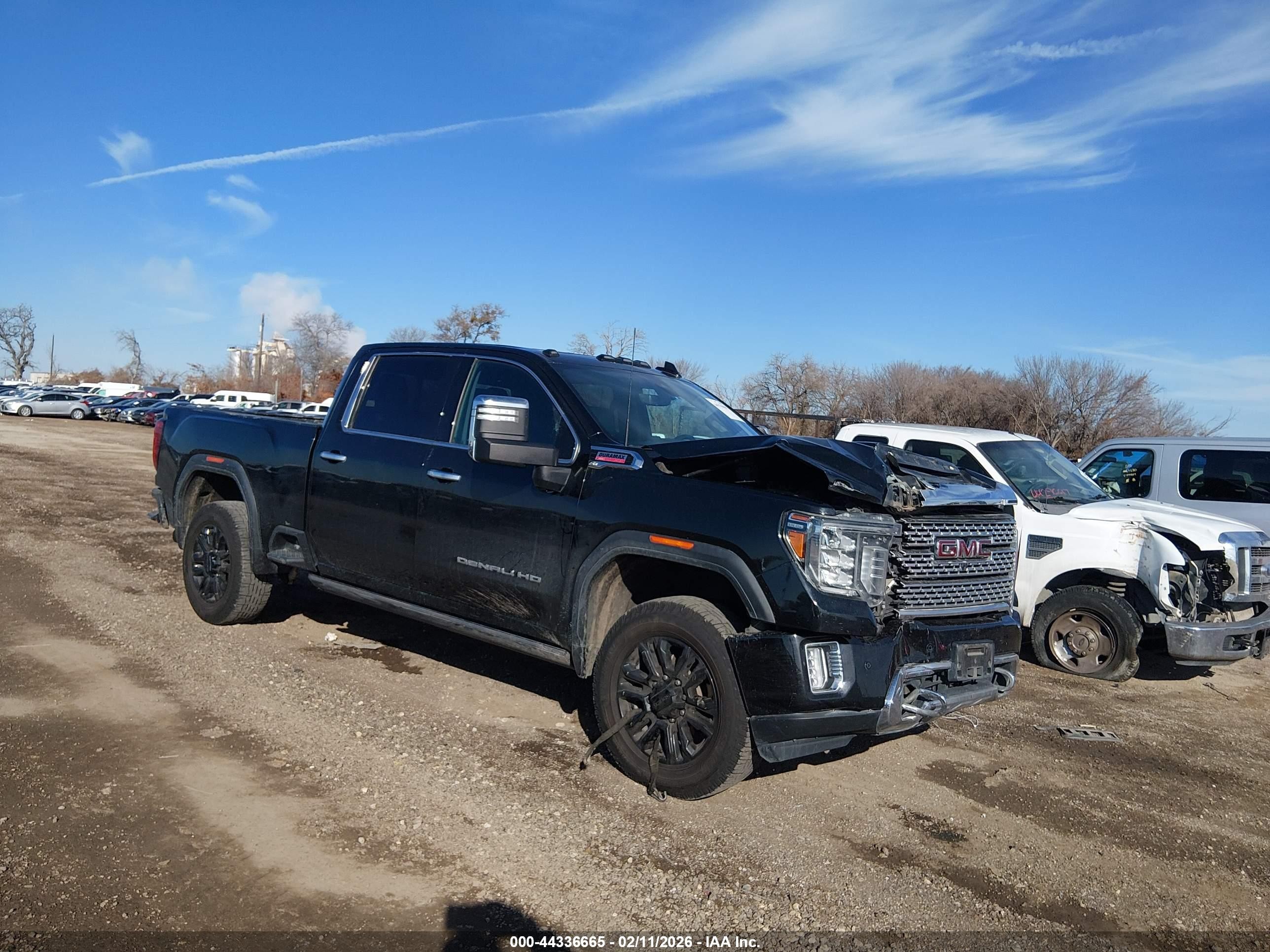 2021 GMC Sierra 2500HD Denali, VIN 1GT19REY2MF174085 — Front end