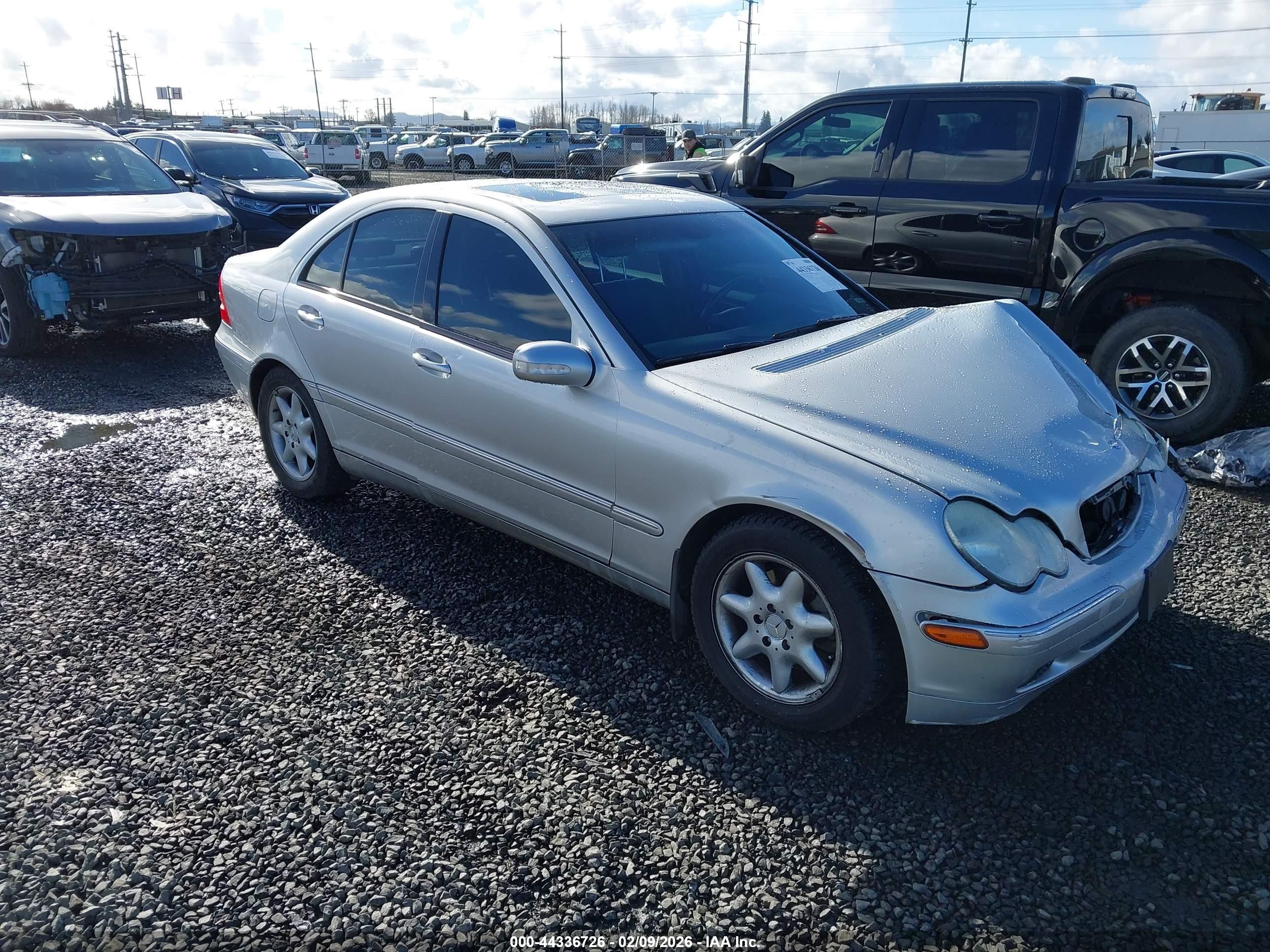 2004 Mercedes-Benz C 240, VIN WDBRF81J24F475713 — Front end