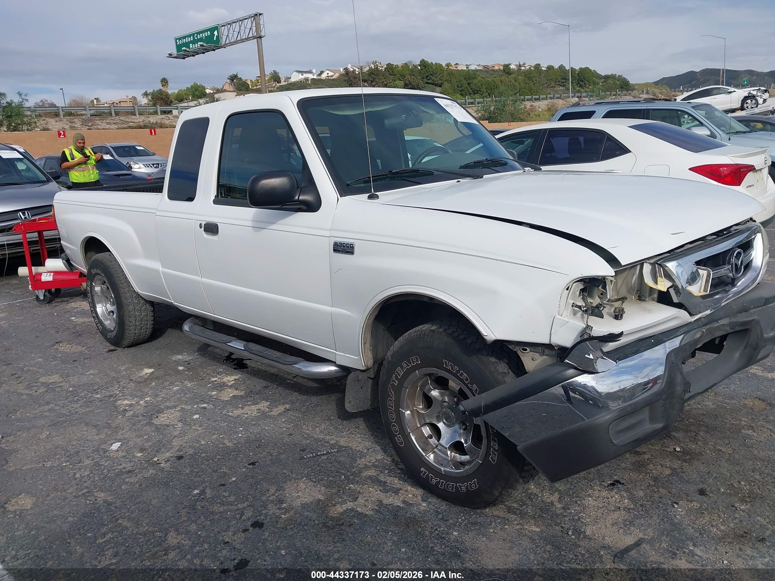2004 Mazda B-Series SE, VIN 4F4YR46U74TM05634 — Front end