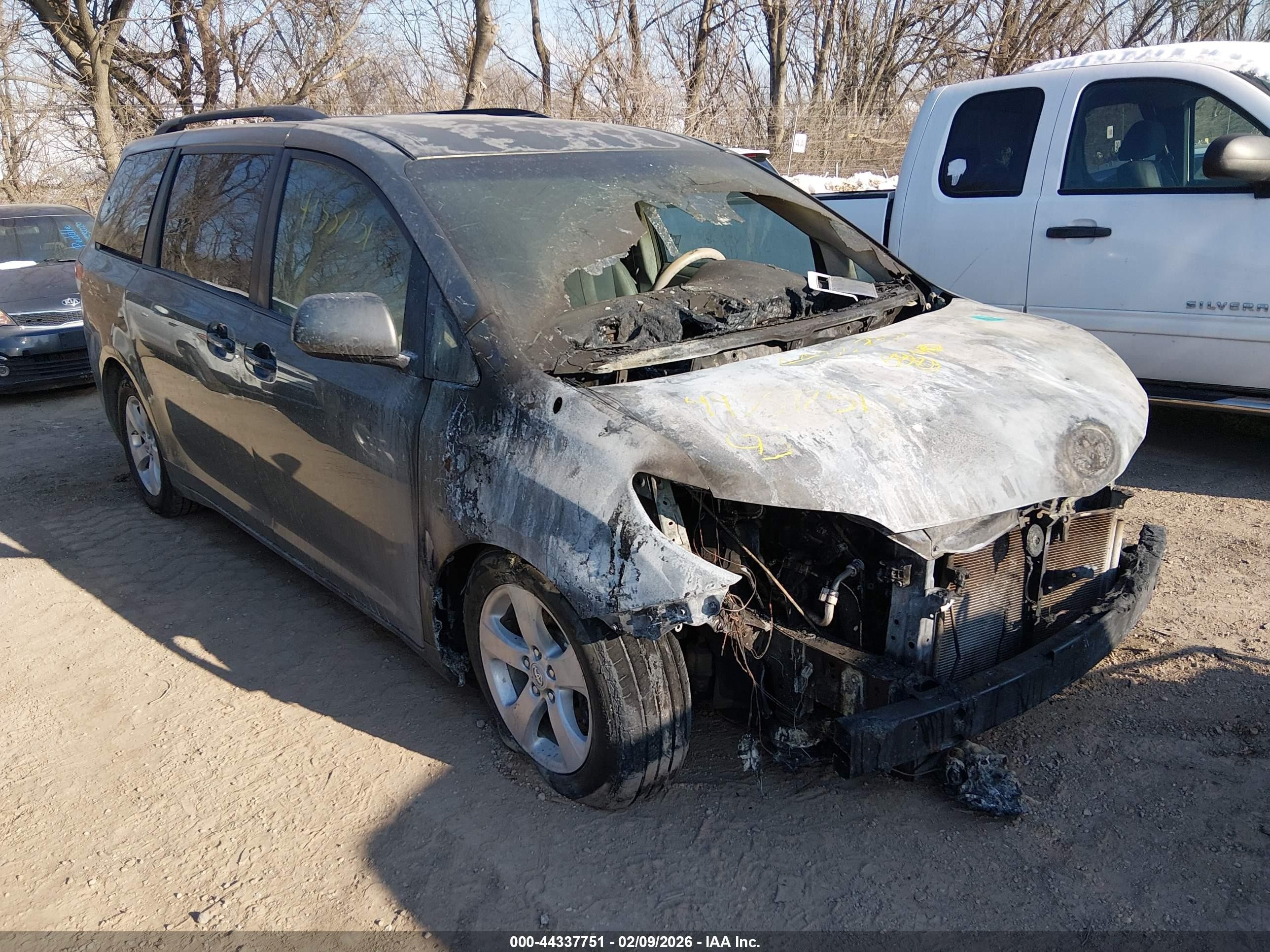 2011 Toyota Sienna LE, VIN 5TDKK3DC6BS045601 — Фото с аукциона 1 of 5