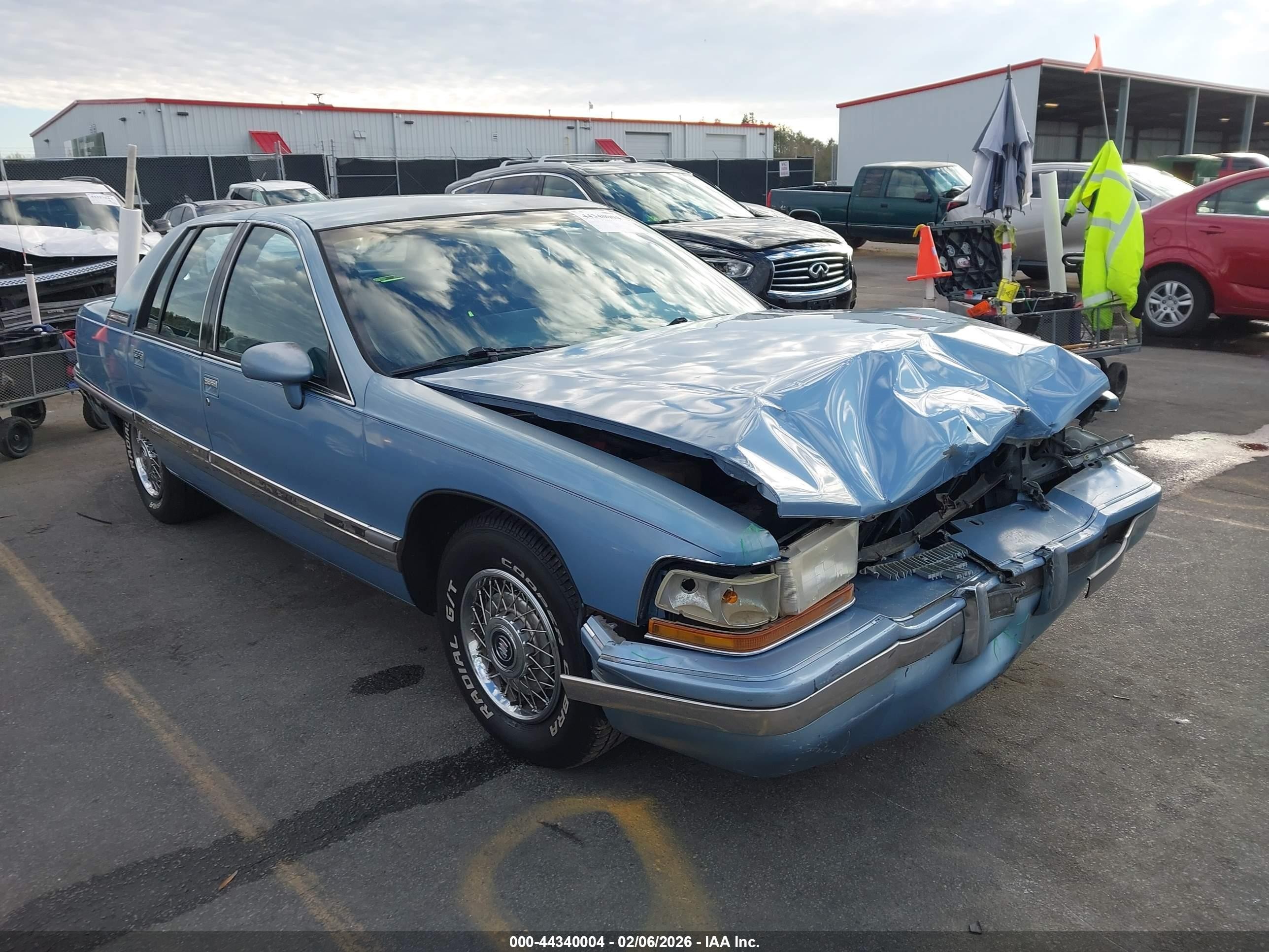 1992 Buick Roadmaster, VIN 1G4BN5376NR433692 — Front end