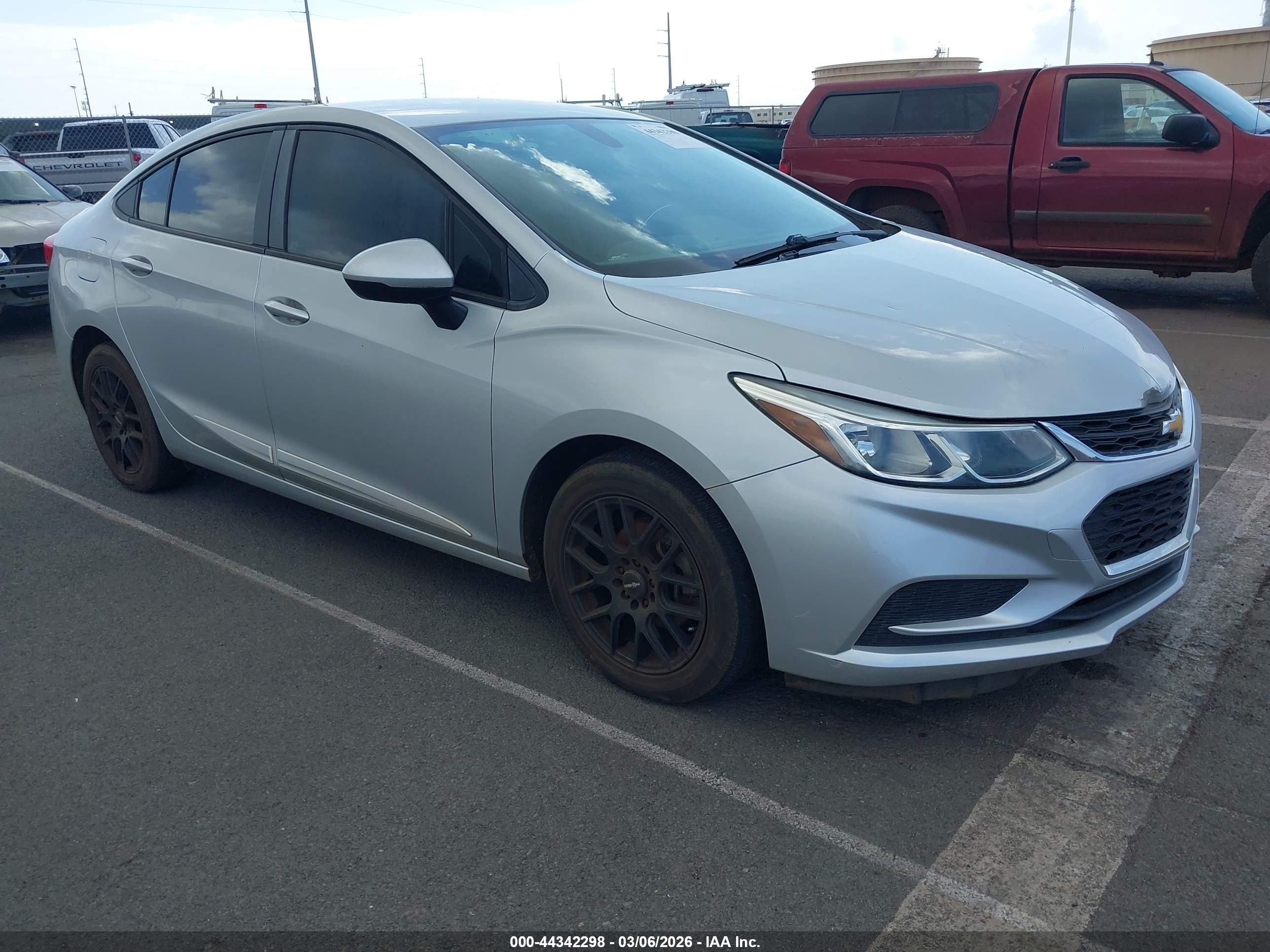 2018 Chevrolet Cruze LS, VIN 1G1BC5SM6J7193642 — Front end