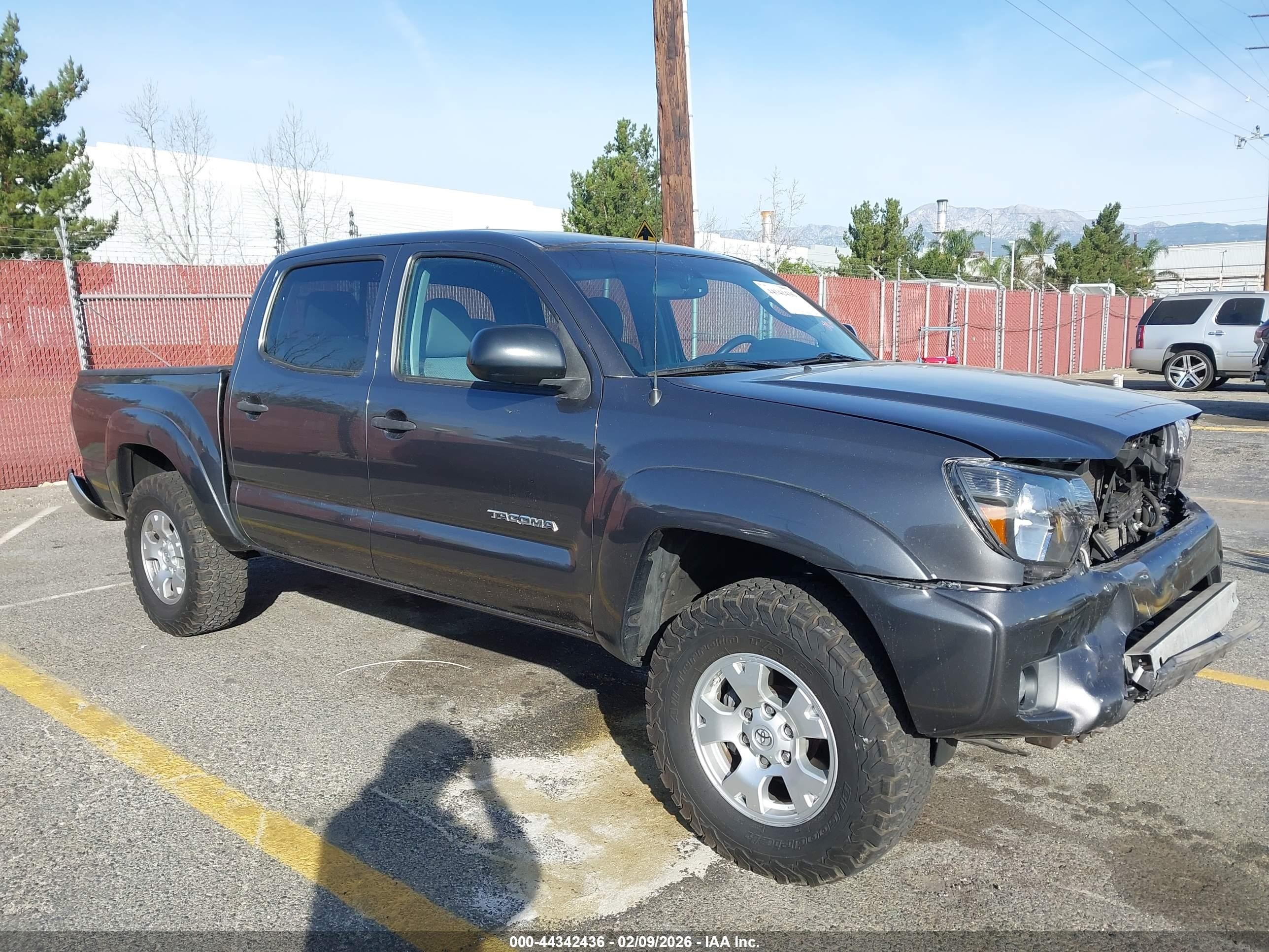 2012 Toyota Tacoma, VIN 5TFLU4EN7CX047843 — Front end