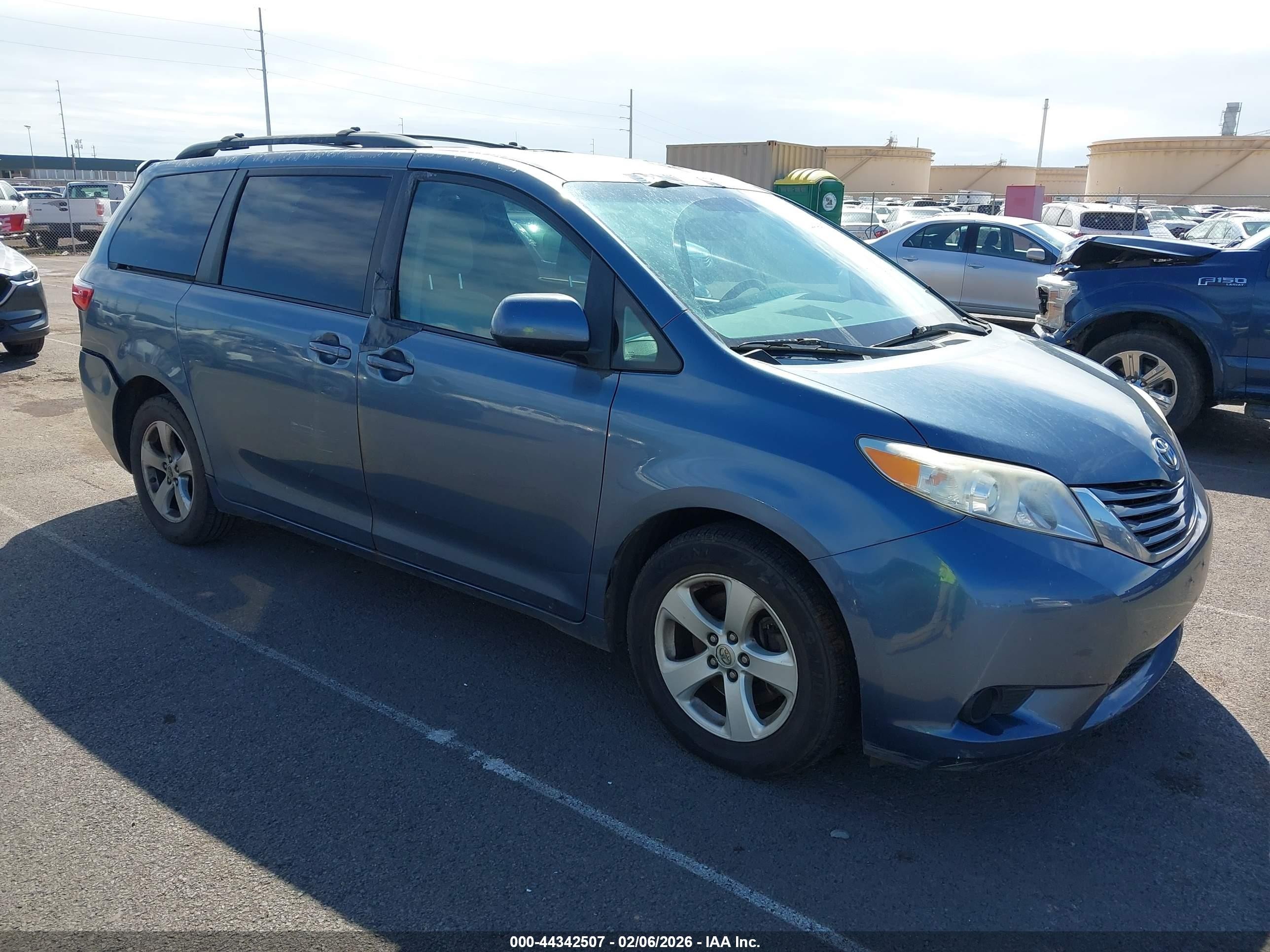 2015 Toyota Sienna LE, VIN 5TDKK3DC1FS649434 — Auction photo
