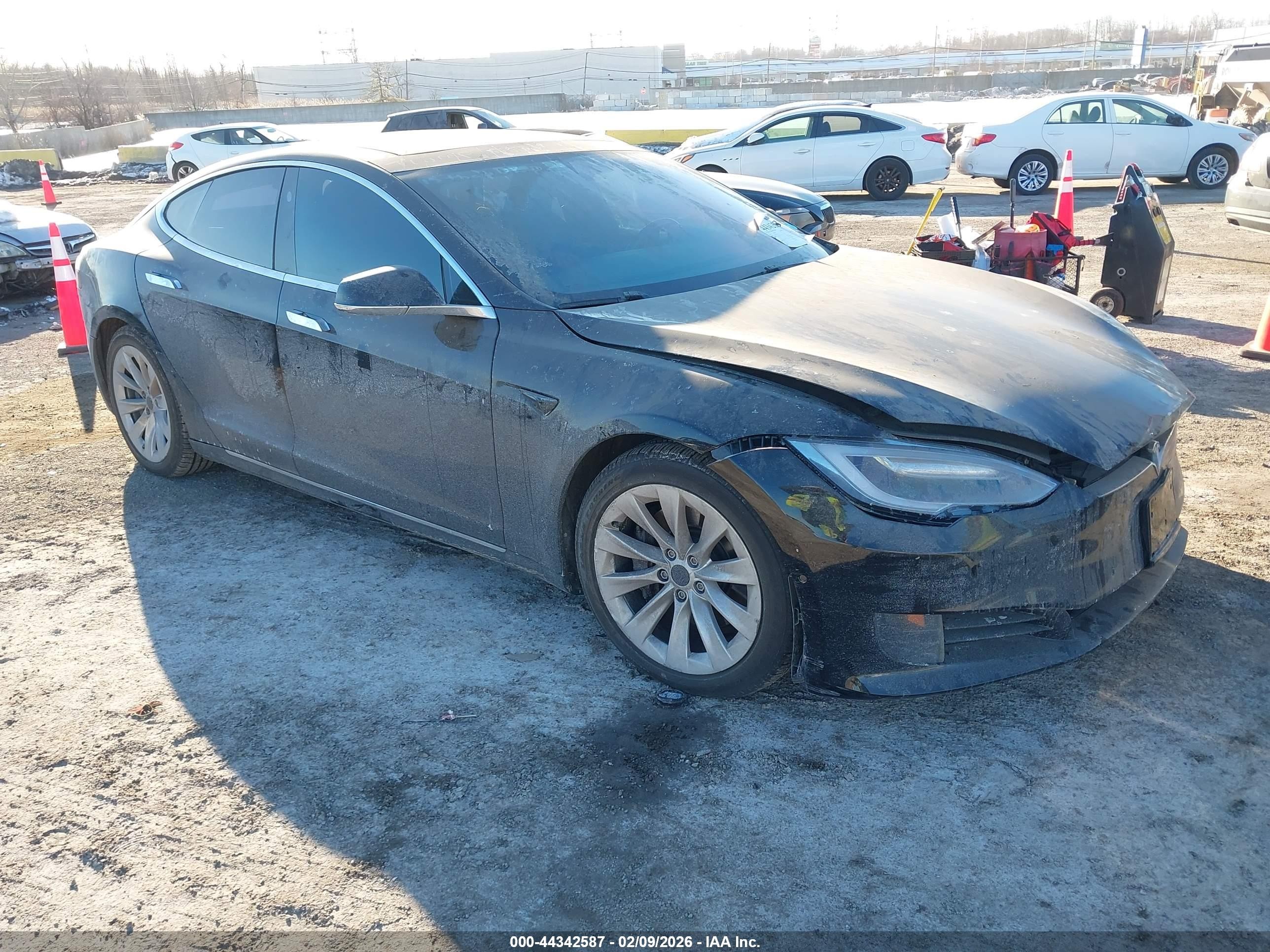 2016 Tesla Model S 90D, VIN 5YJSA1E27GF168591 — Front end