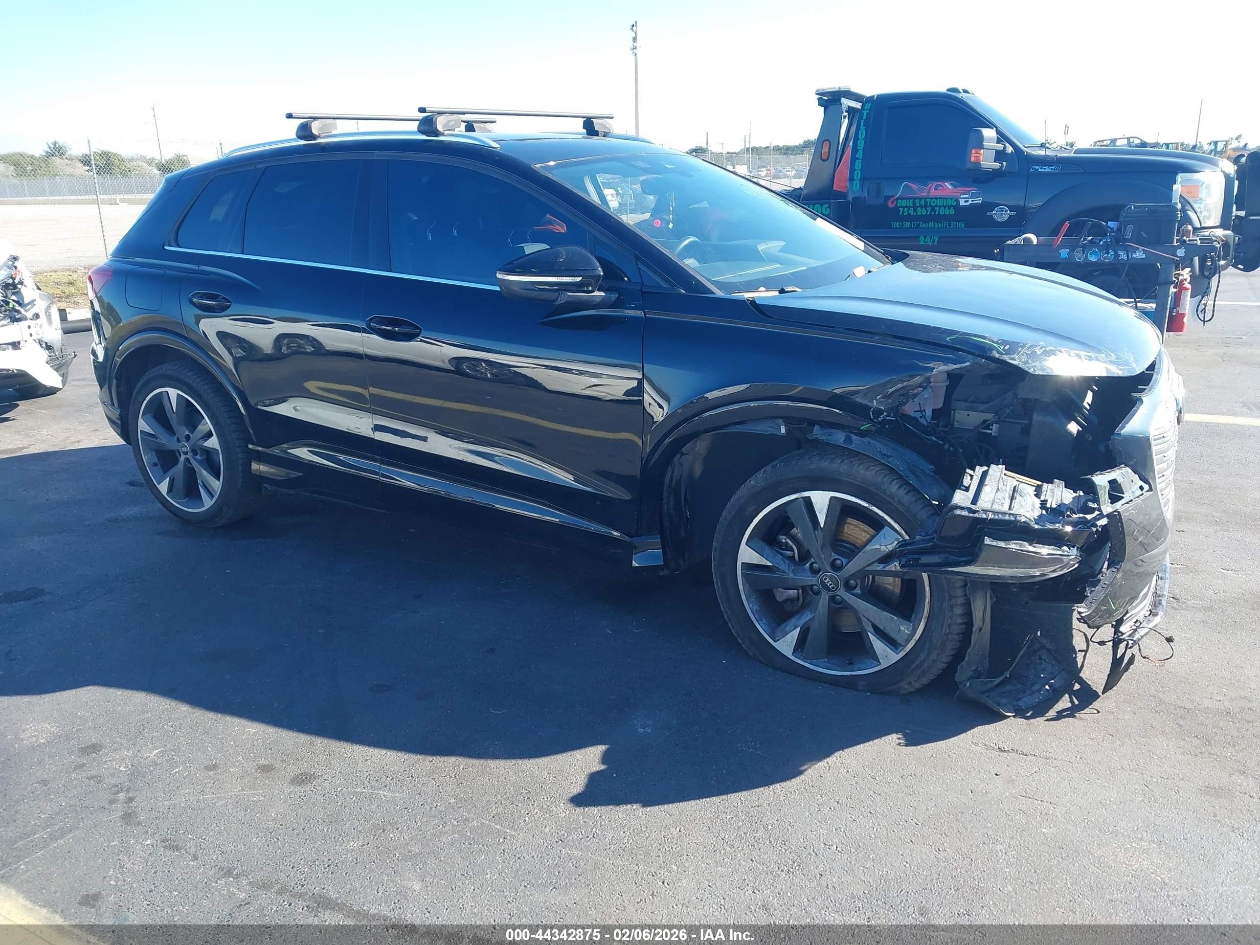 2022 Audi Q4 e-tron Premium Plus, VIN WA1H2BFZ8NP015028 — Перед