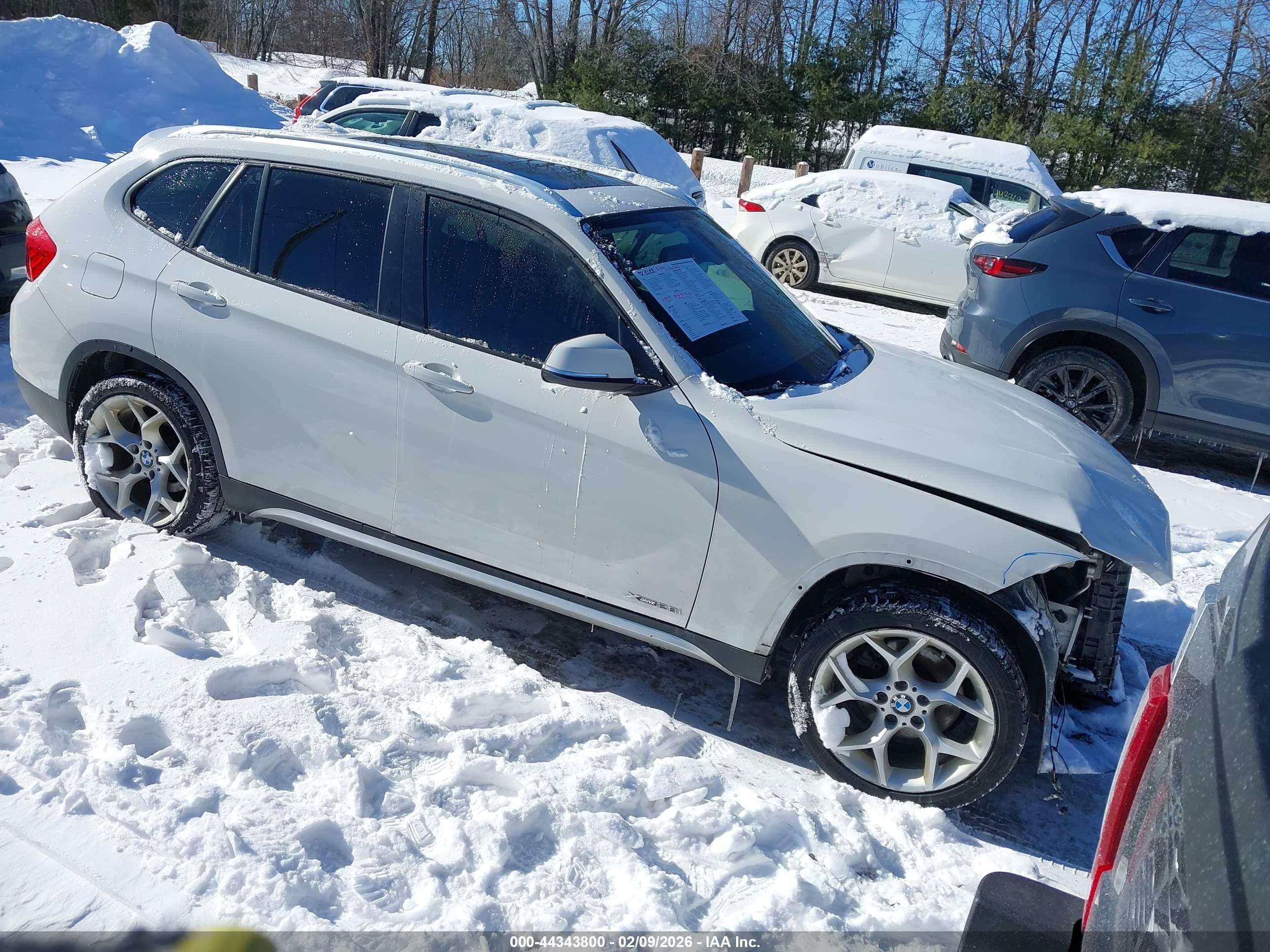 2015 BMW X1 xDrive28i, VIN WBAVL1C56FVY34938 — Front end