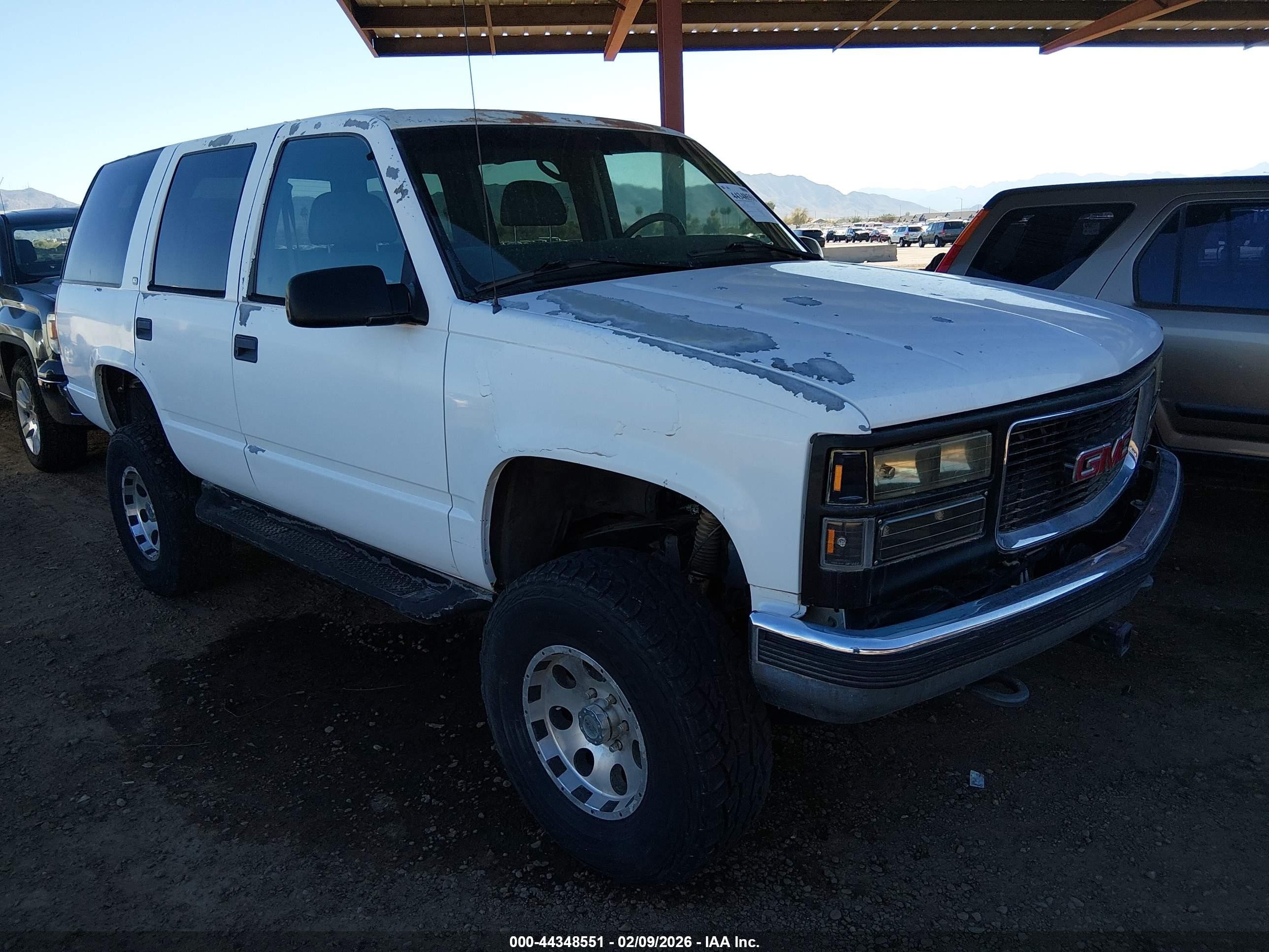 1997 GMC Yukon, VIN 1GKEK13R2VJ764597 — Front end