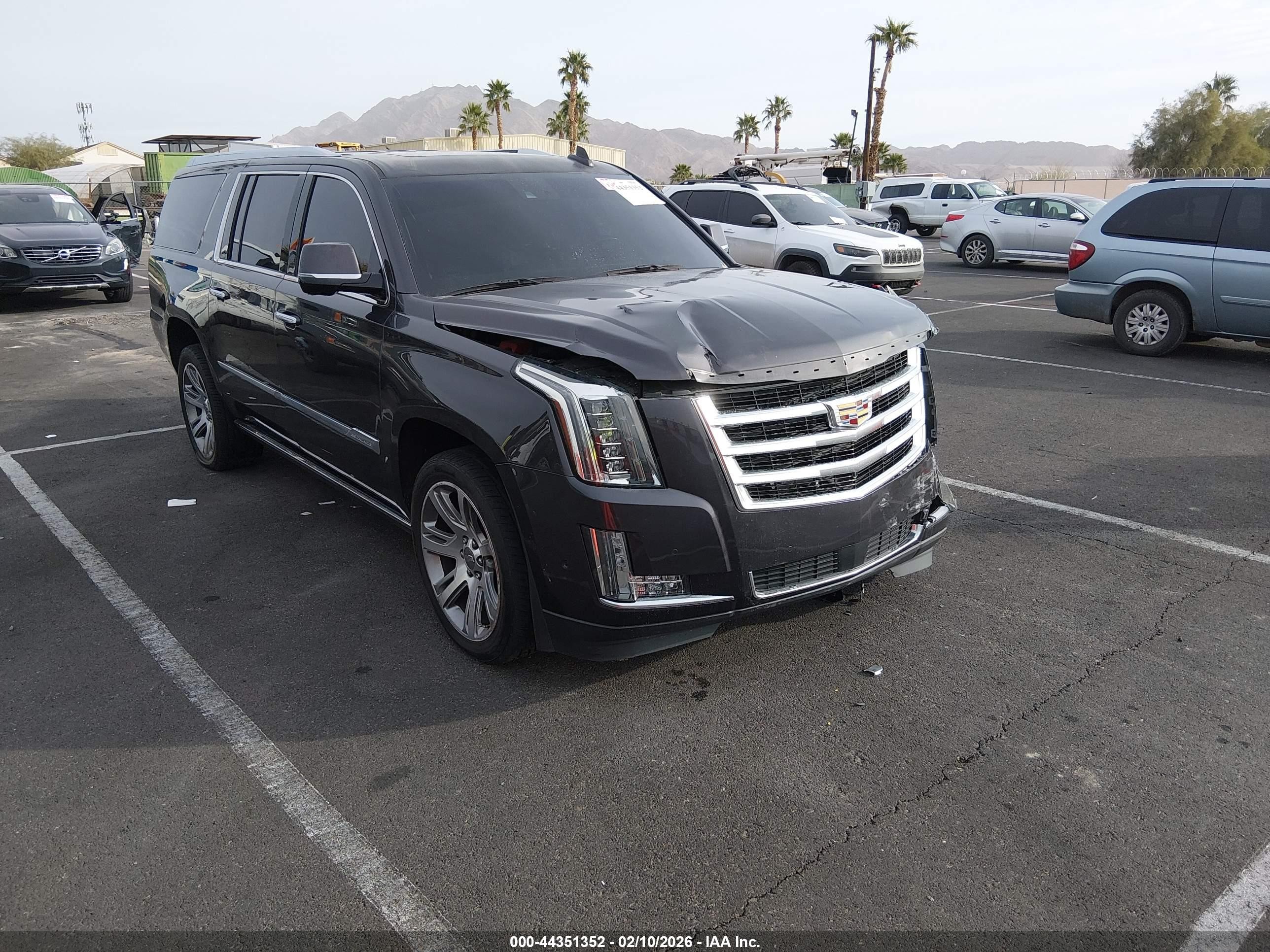 2017 Cadillac Escalade ESV Premium Luxury, VIN 1GYS3JKJ9HR117797 — Front end