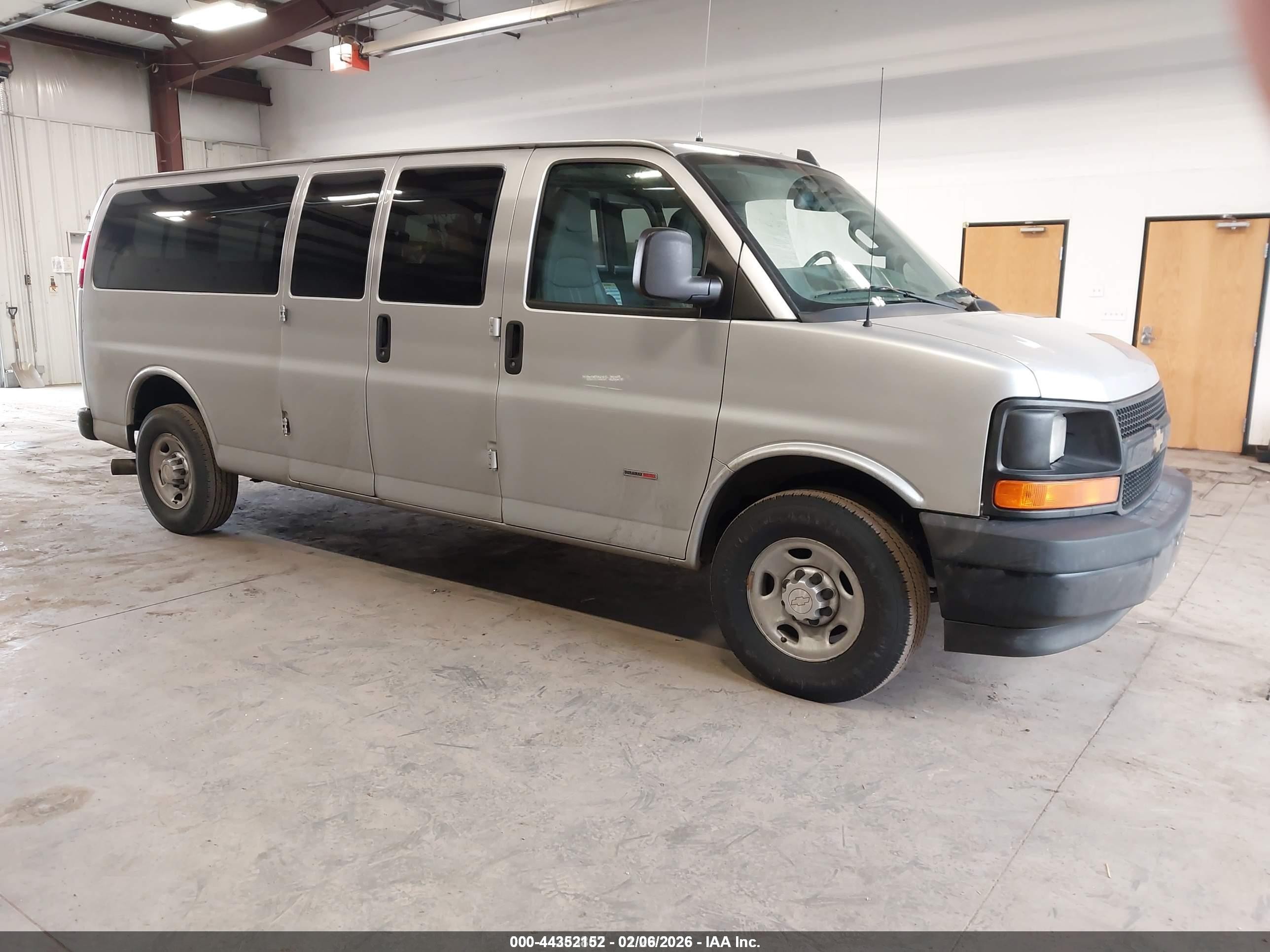 2017 Chevrolet Express 3500, VIN 1GAZGNF15H1287432 — Normal wear