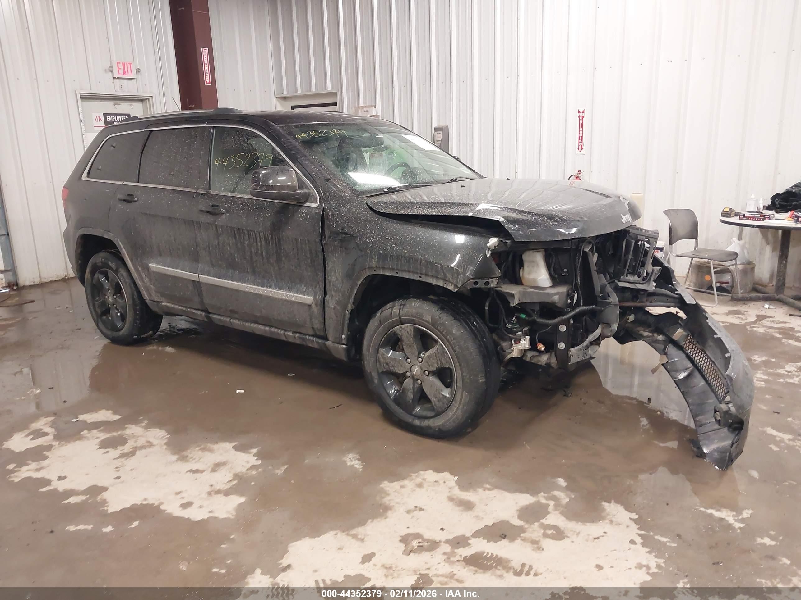 2013 Jeep Grand Cherokee Laredo, VIN 1C4RJFAG0DC569230 — Front end
