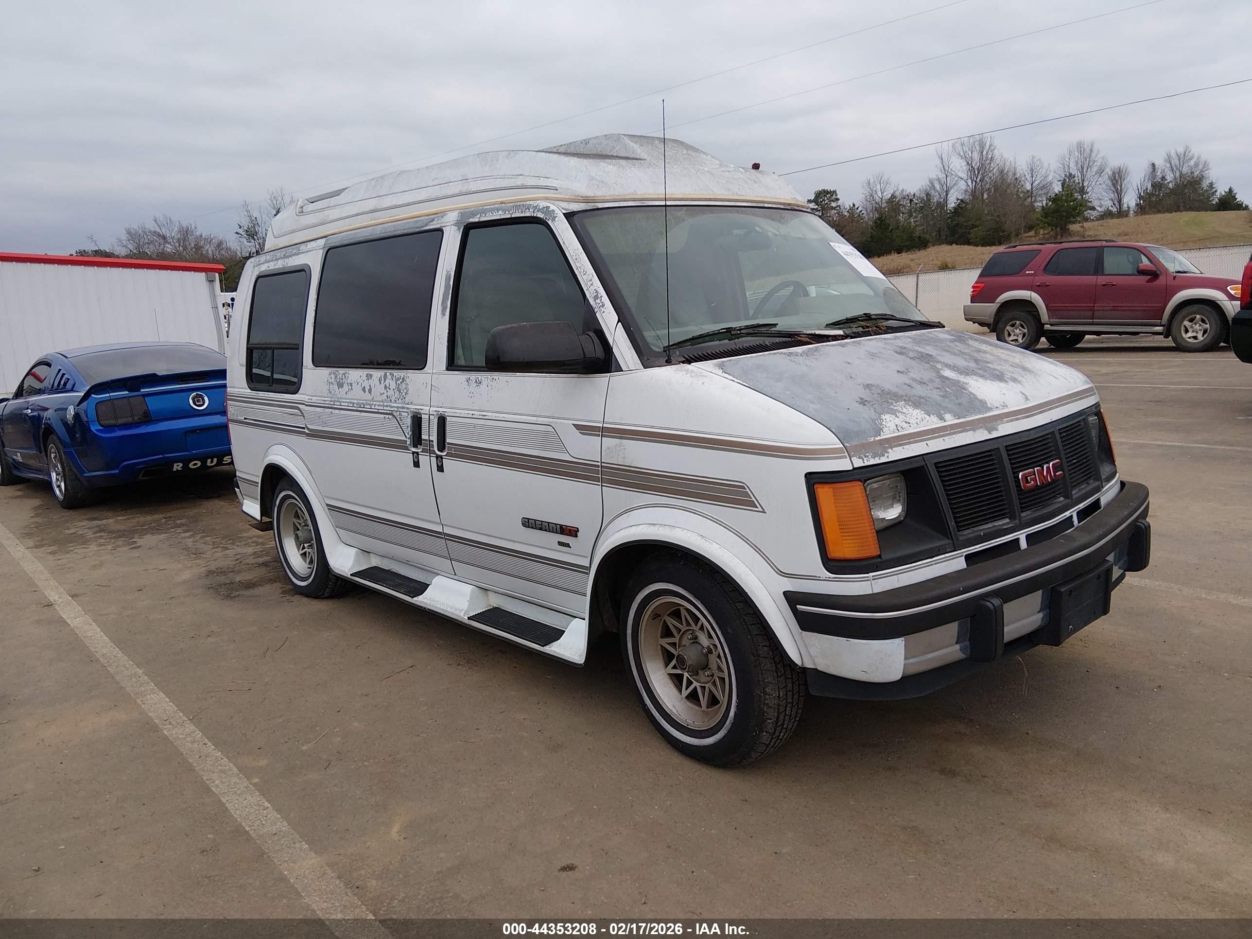 1994 GMC Safari Cargo XT, VIN 1GDDM19Z0RB547652 — Side