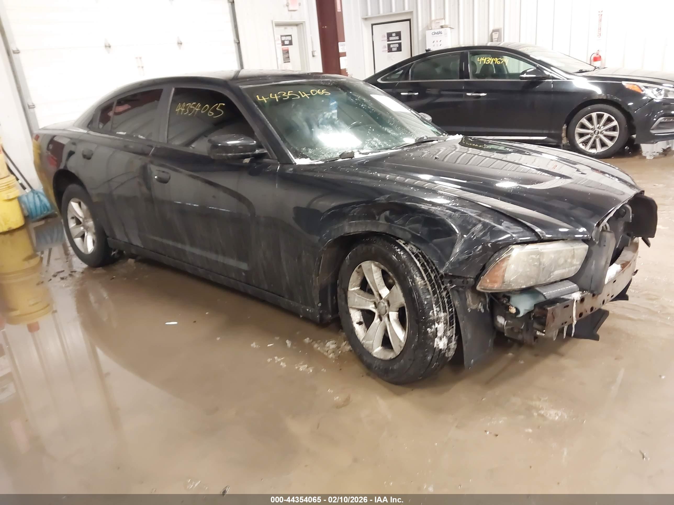 2013 Dodge Charger SE, VIN 2C3CDXBGXDH611695 — Front end
